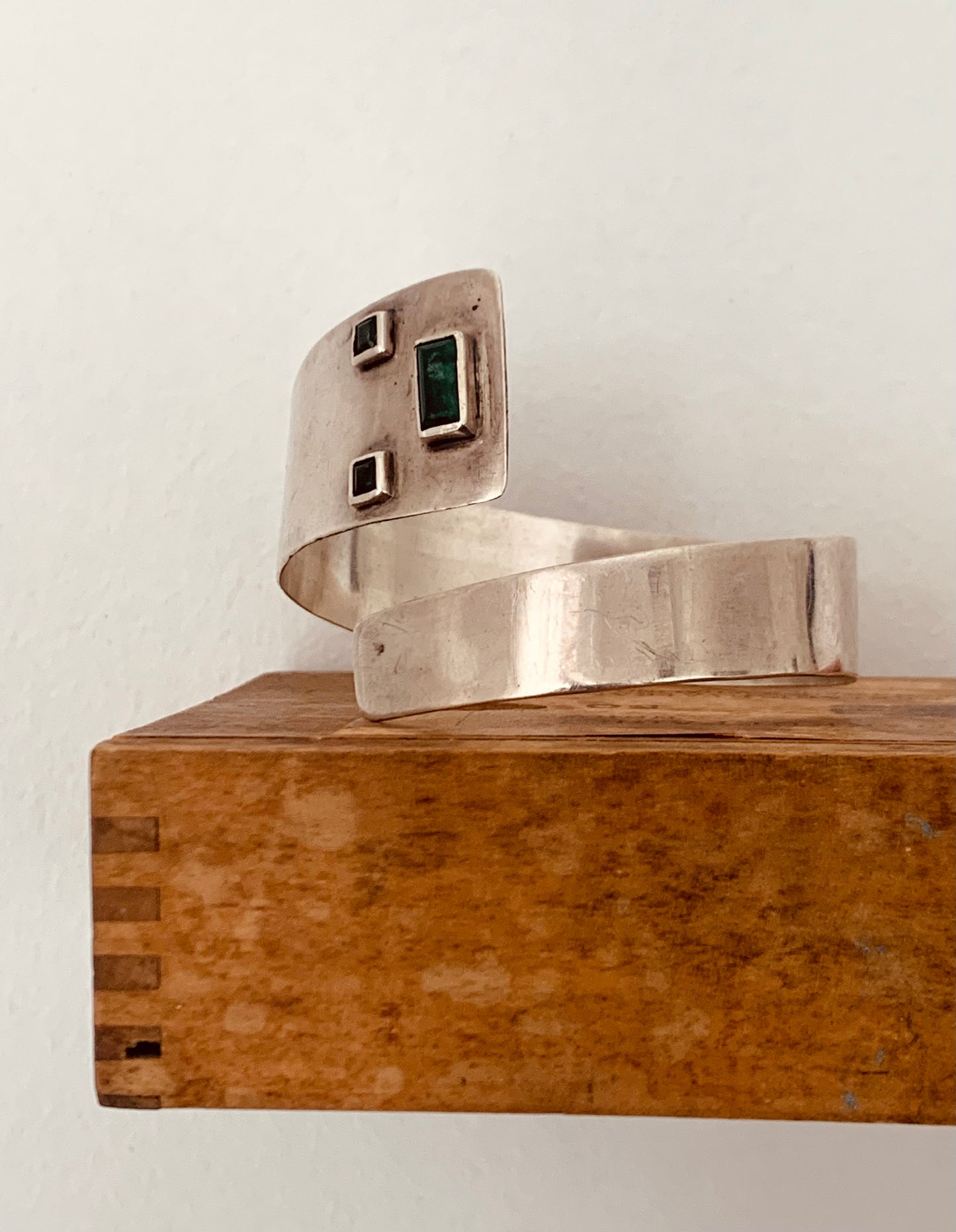 .925 1970s style Artisan made Emerald and silver hand made studio made sterling silver and Emerald green Emerald cut gemstone modernist cuff bangle and ring set