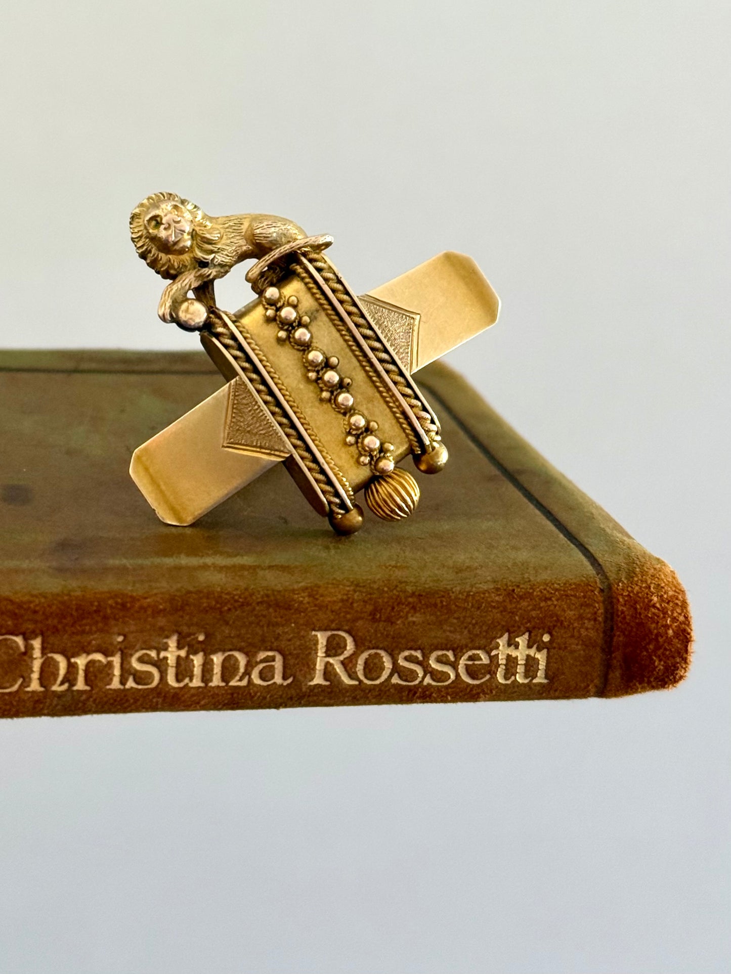 .18ct .1860s .750 standard gold Antique rare Etruscan Revival Brooch in 18ct Yellow Gold – Lion Motif with Granulation