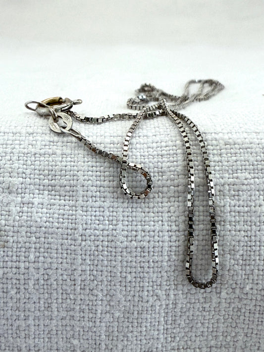 .1970s 375 9ct white gold modernist luxury box chain necklace