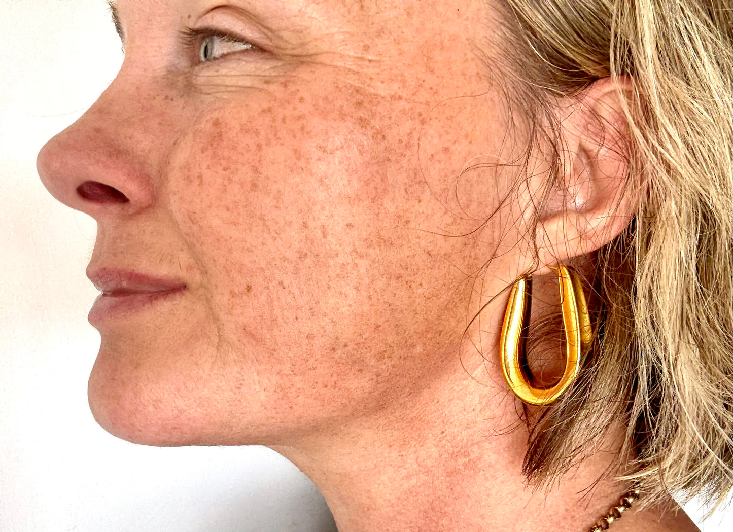 .14ct .1970s .1990s .585 designer Italian modernist high carat yellow gold u shaped horseshoe form oversized Milor designer hoop gold clasp drop earrings