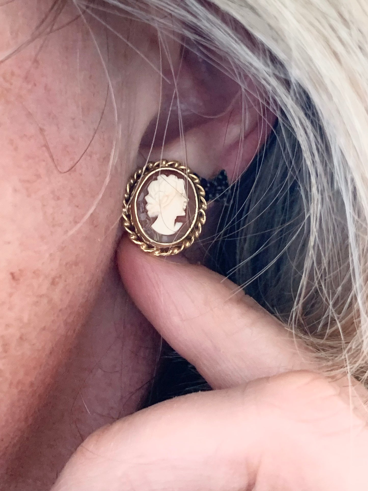 .585 14ct 1950s luxury luscious gold hand carved classic cameo dame estate find shell cameo high carat post stud gold earrings