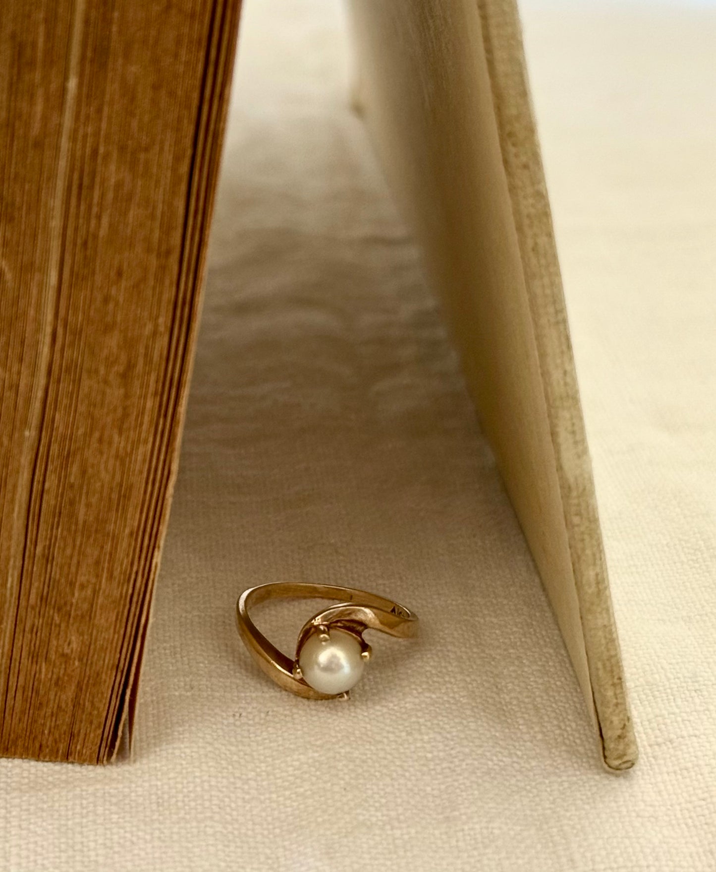 .10ct .1970s Akoya white pearl 10k yellow gold pearl bypass commitment token ring