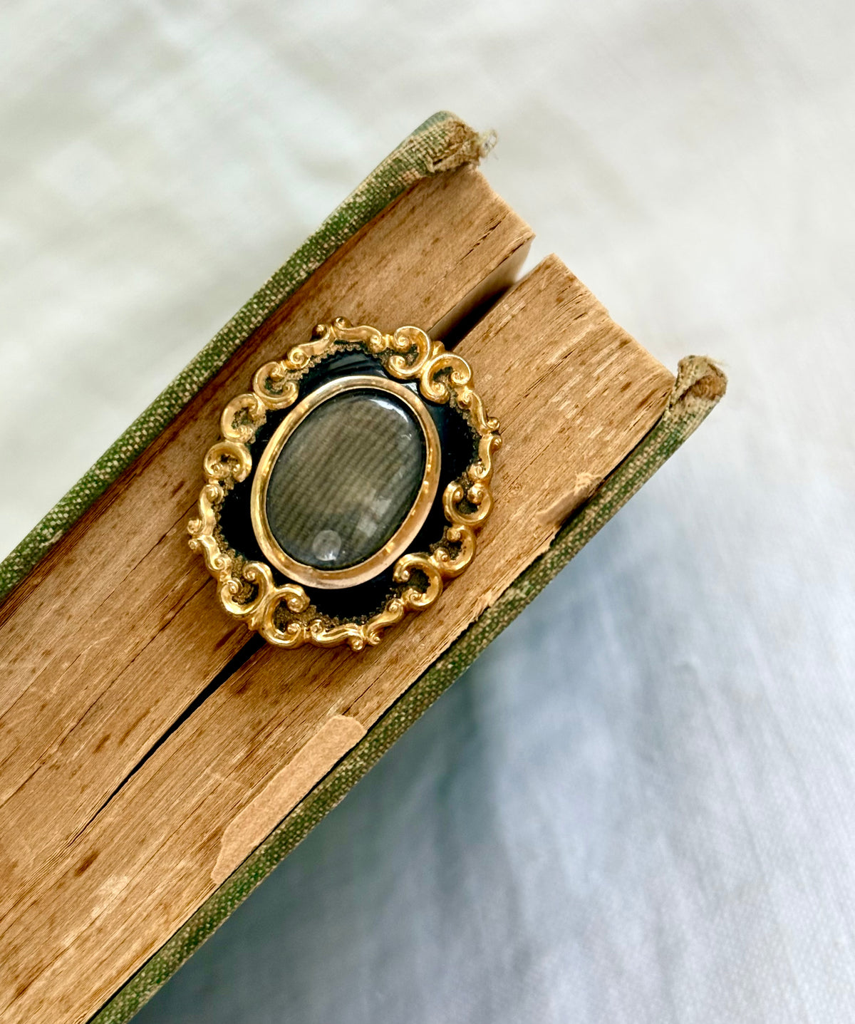 .1850s .1870s antique Victorian mourning hair work enamel heirloom brooch