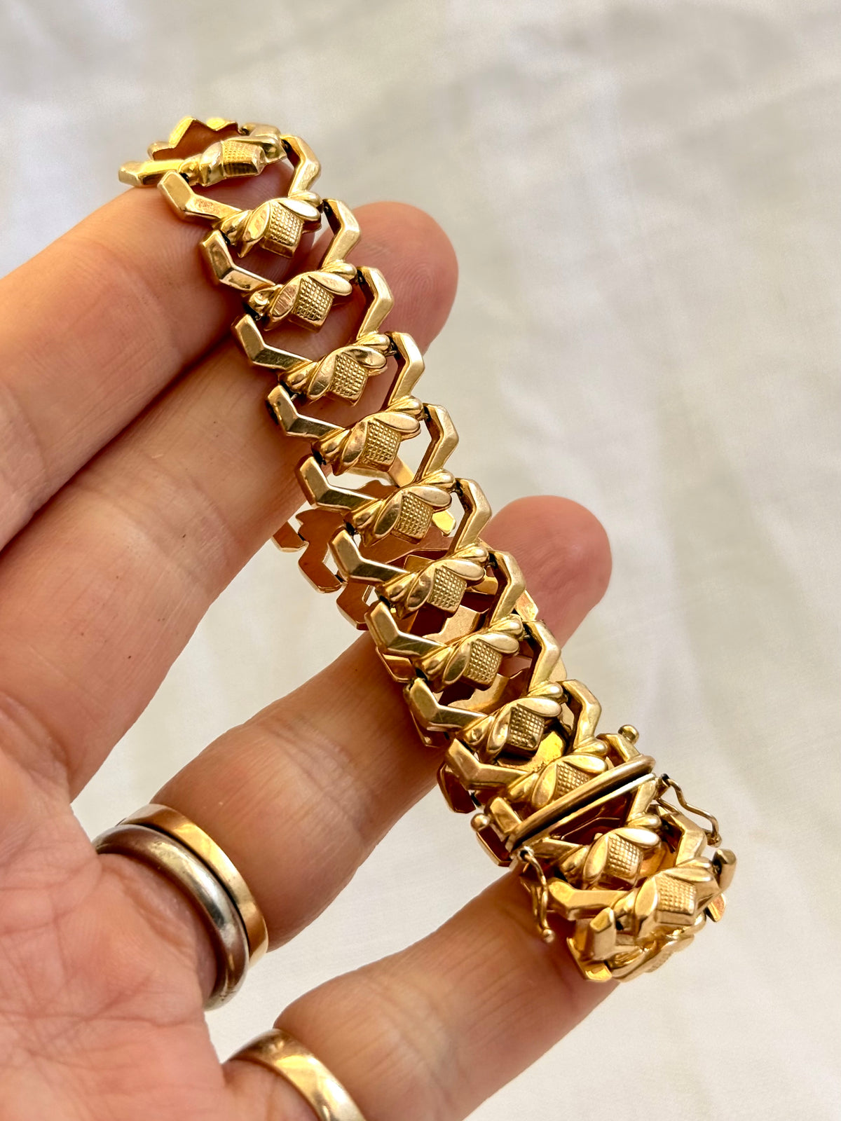 .18ct .750 Polish high carat gold geometric floral form Lotus form segment link luxury gold bracelet