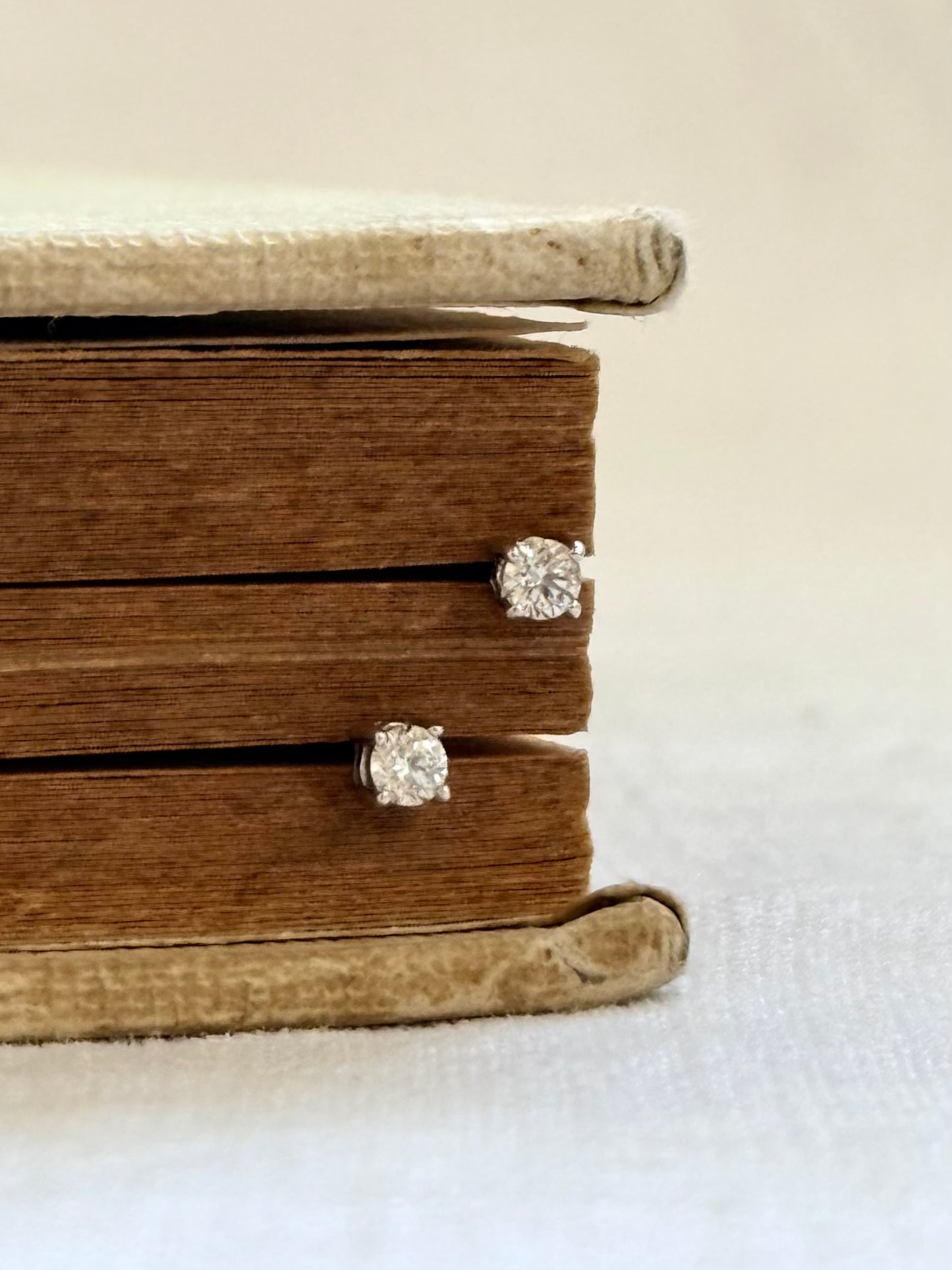 .0.2ct .375 .9ct white gold diamond solitaire classic luxury post stud earrings