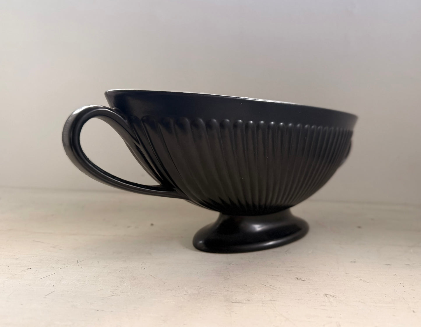 .1940s .1960s Wedgwood collectors Black Etruria of Barlaston large Neoclassic Grecian revival Fluted mantle vase planter