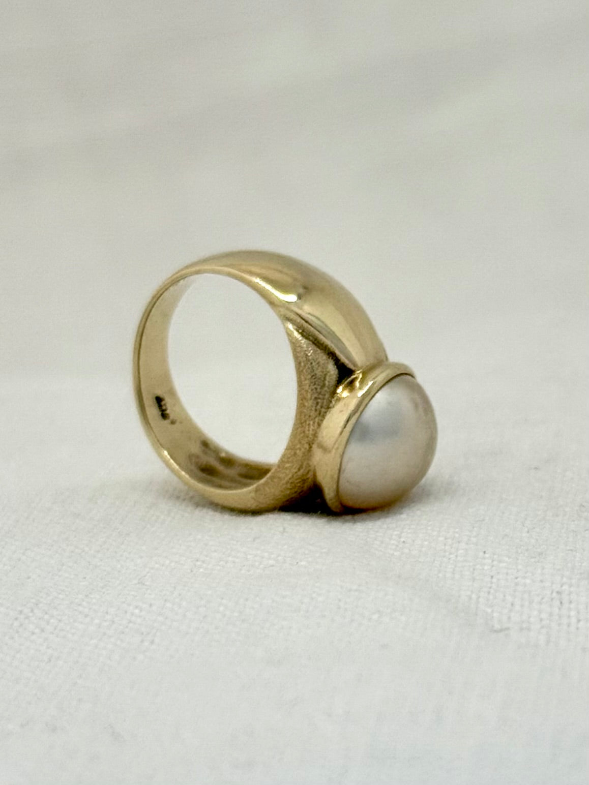 .1980s .375 .9ct gold luminous luxurious and classic Mabe pearl gold architectural dress ring