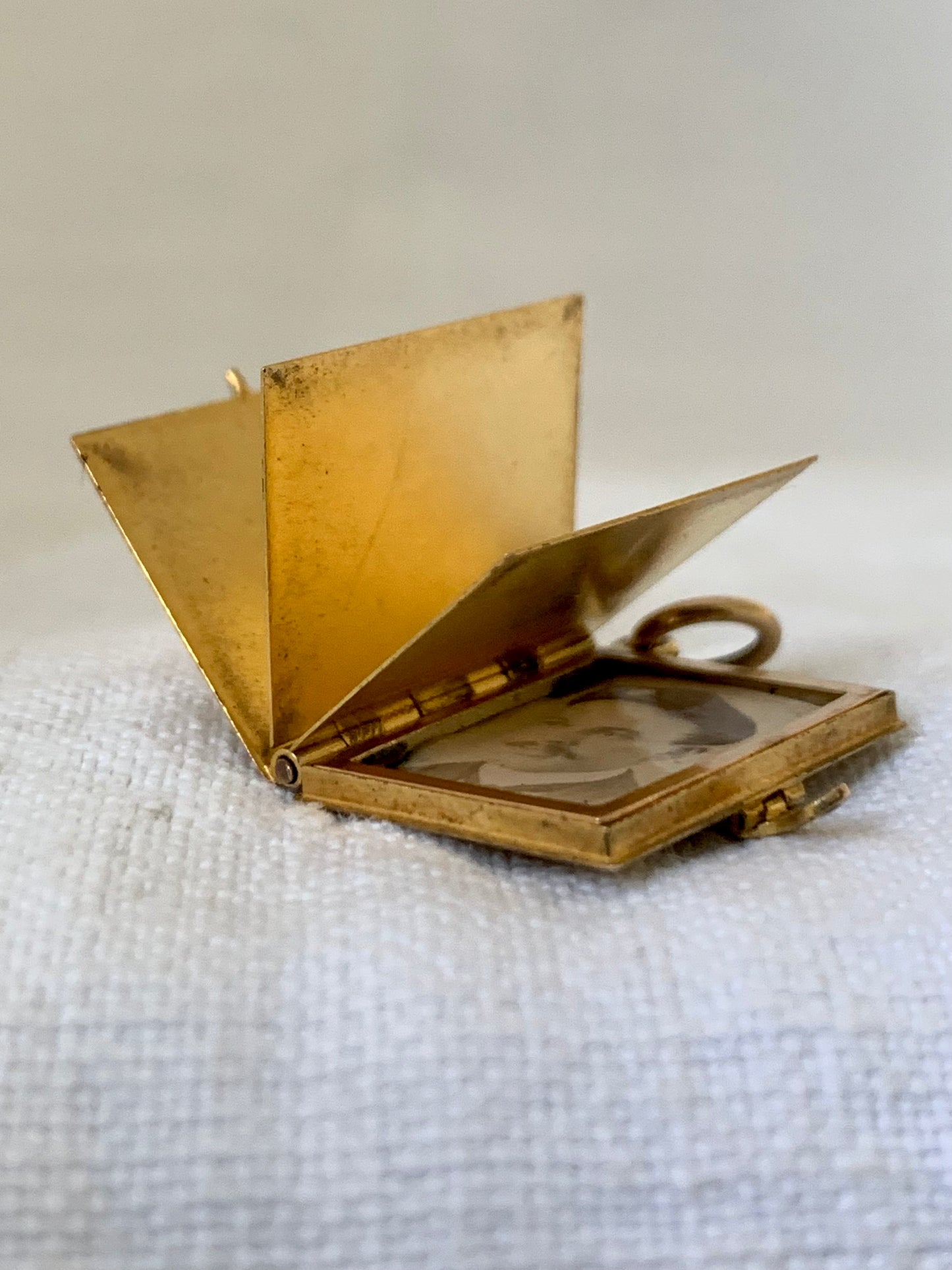 .14ct .585ct 1880s 1900s antique rare solid 14ct gold Diamond and enamel rare Forget me Not flowers French Souvenir Diamond book photo locket sentiment booklet pendant