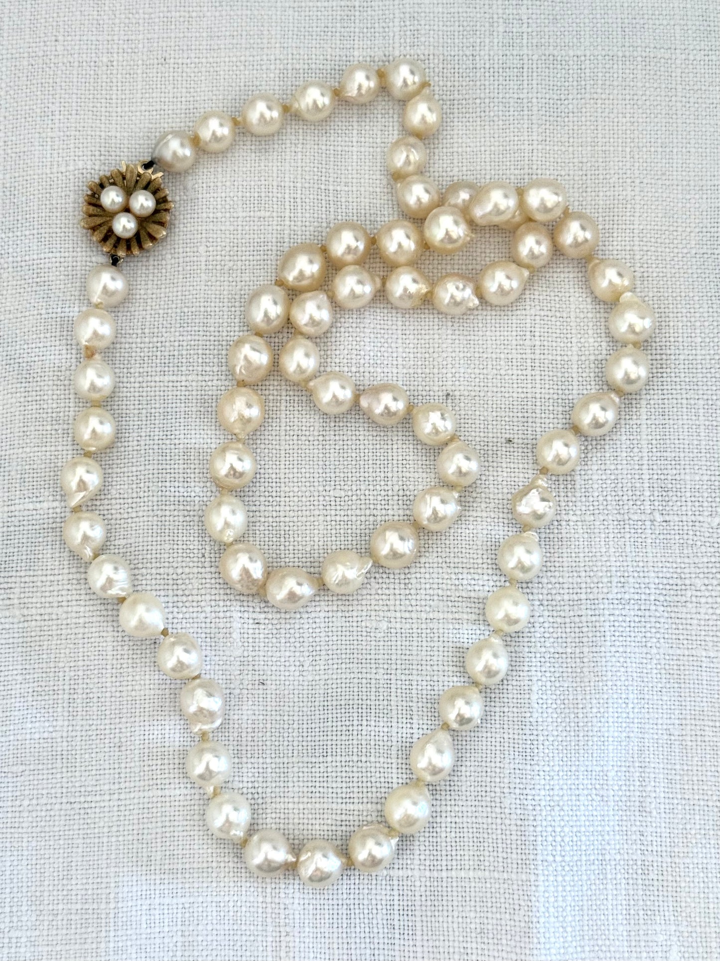 .1950s .375 .9ct heirloom gold clasp and luscious pearlescent pearl string necklace