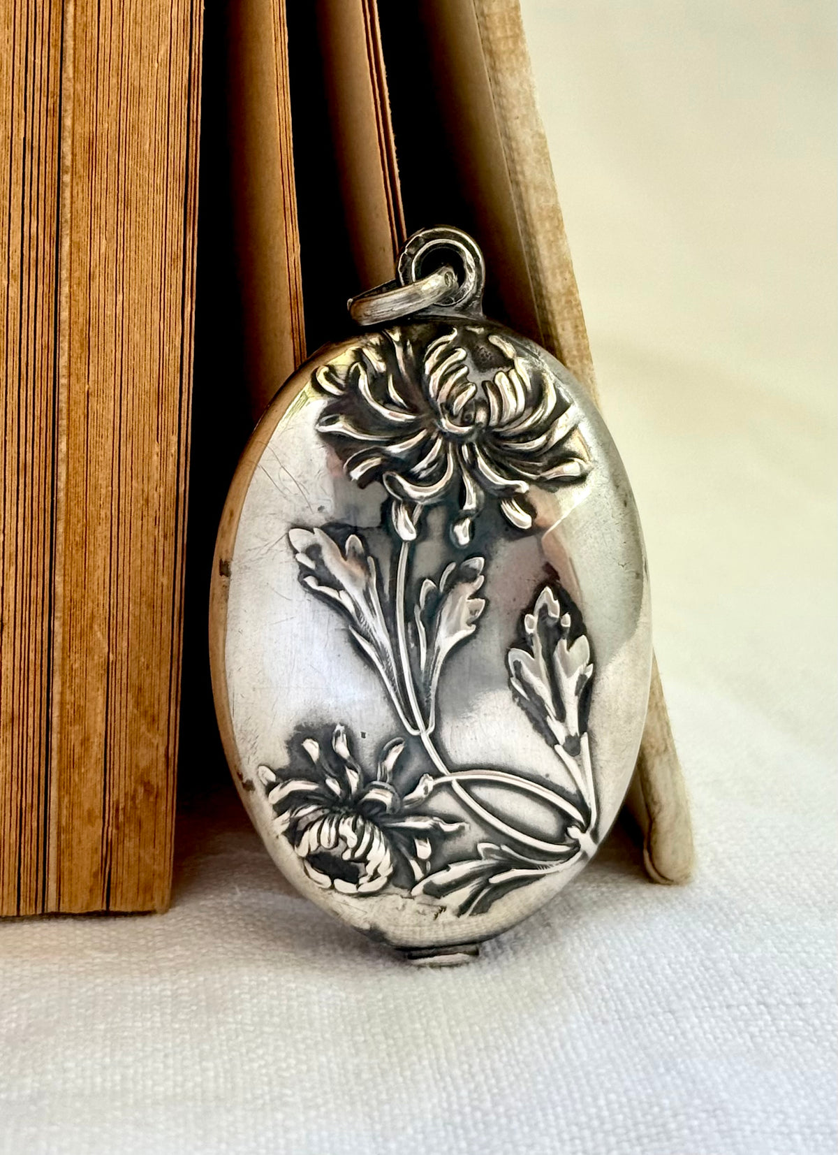 .1890 .1900 Art Nouveau .800 German Jugendstil magnificent Chrysanthemum flower mirror locket pendant