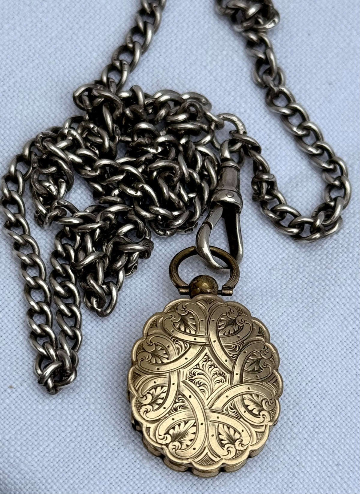 .1860s .1880s antique .375 .9ct gold Aesthetic Victorian era exquisite scallop form double sided front and back gold memento locket