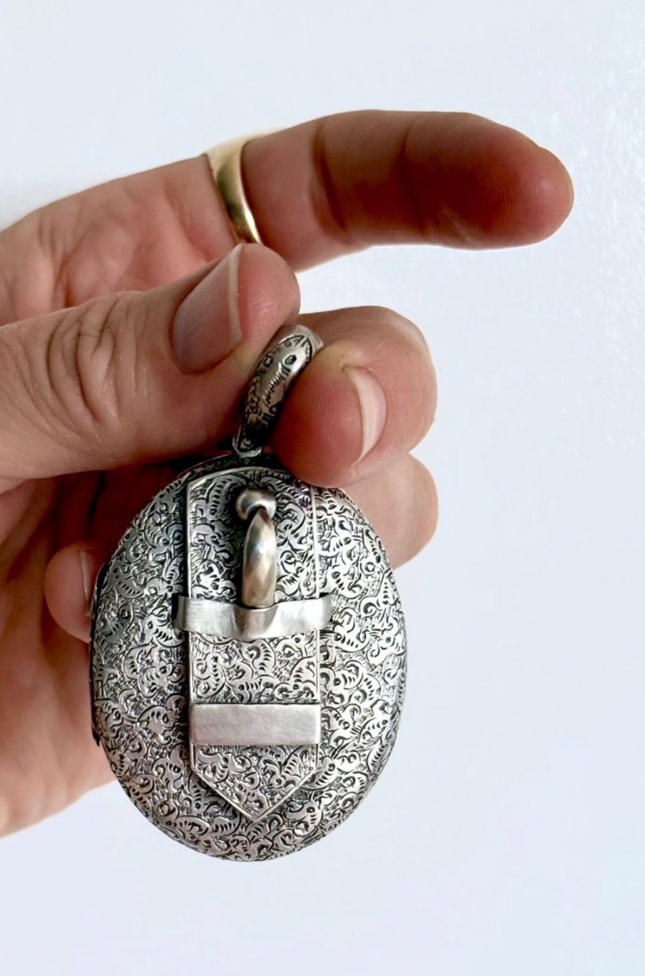 .1880s .925 antique Victorian sweetheart oversized sterling silver buckle locket