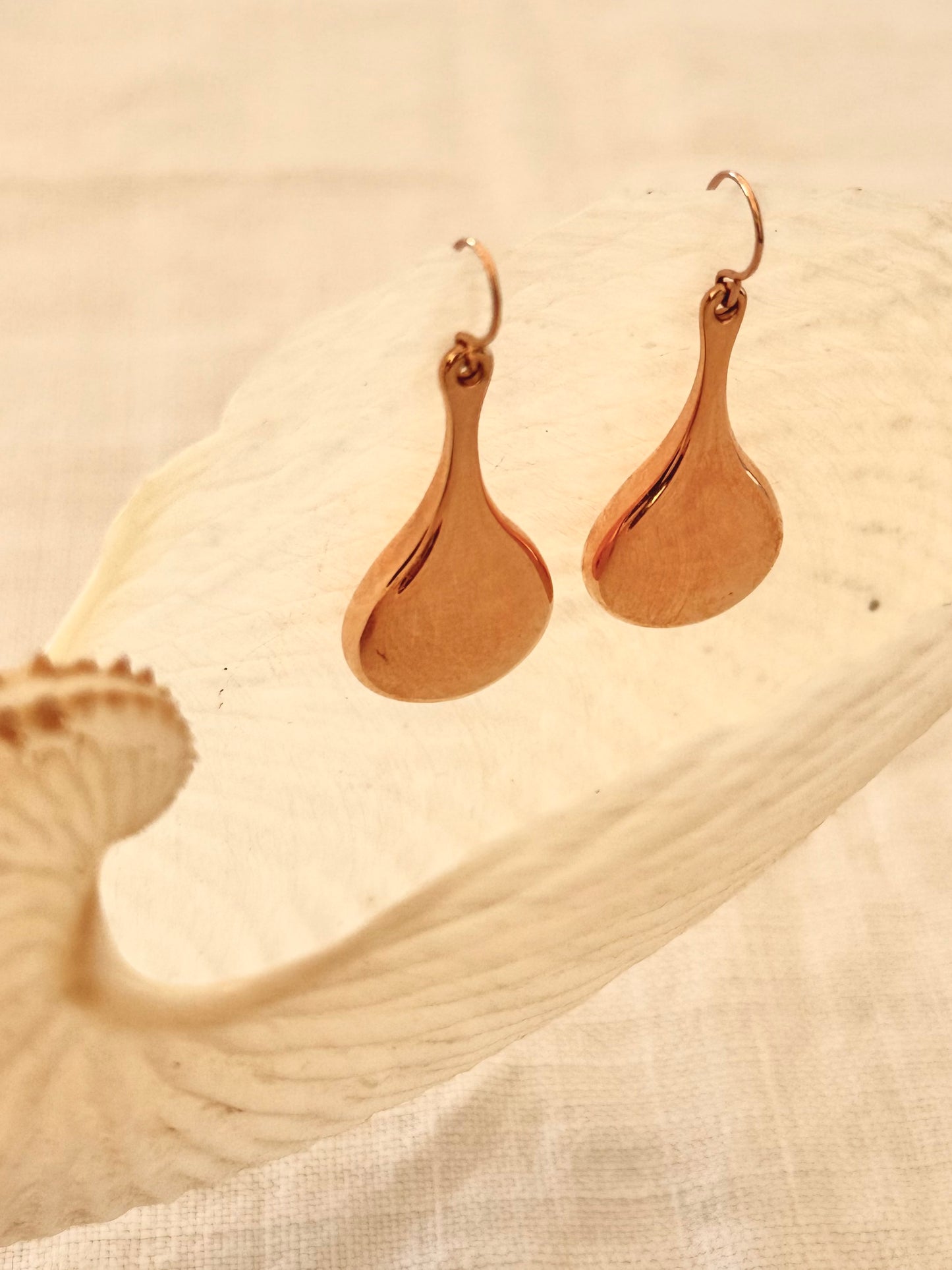 .14ct .1990s .585 architectural form designer Italian Milor modern 14k high carat rose gold teardrop dangle shaped oversized Milor designer rose gold drop earrings