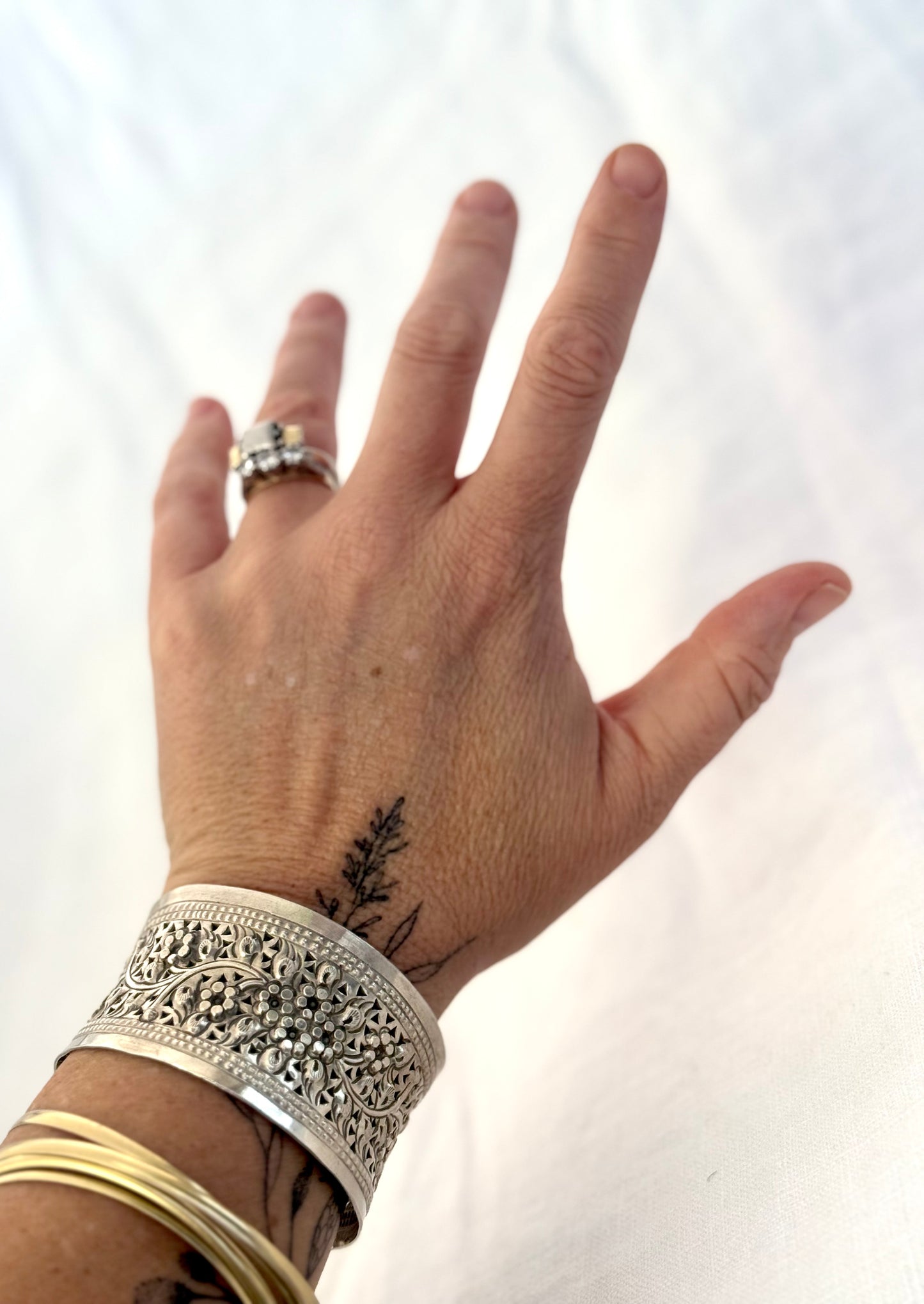 .1990s .925 artisan made solid silver floral embossed repousse wide and glorious flower sterling silver open cuff bangle