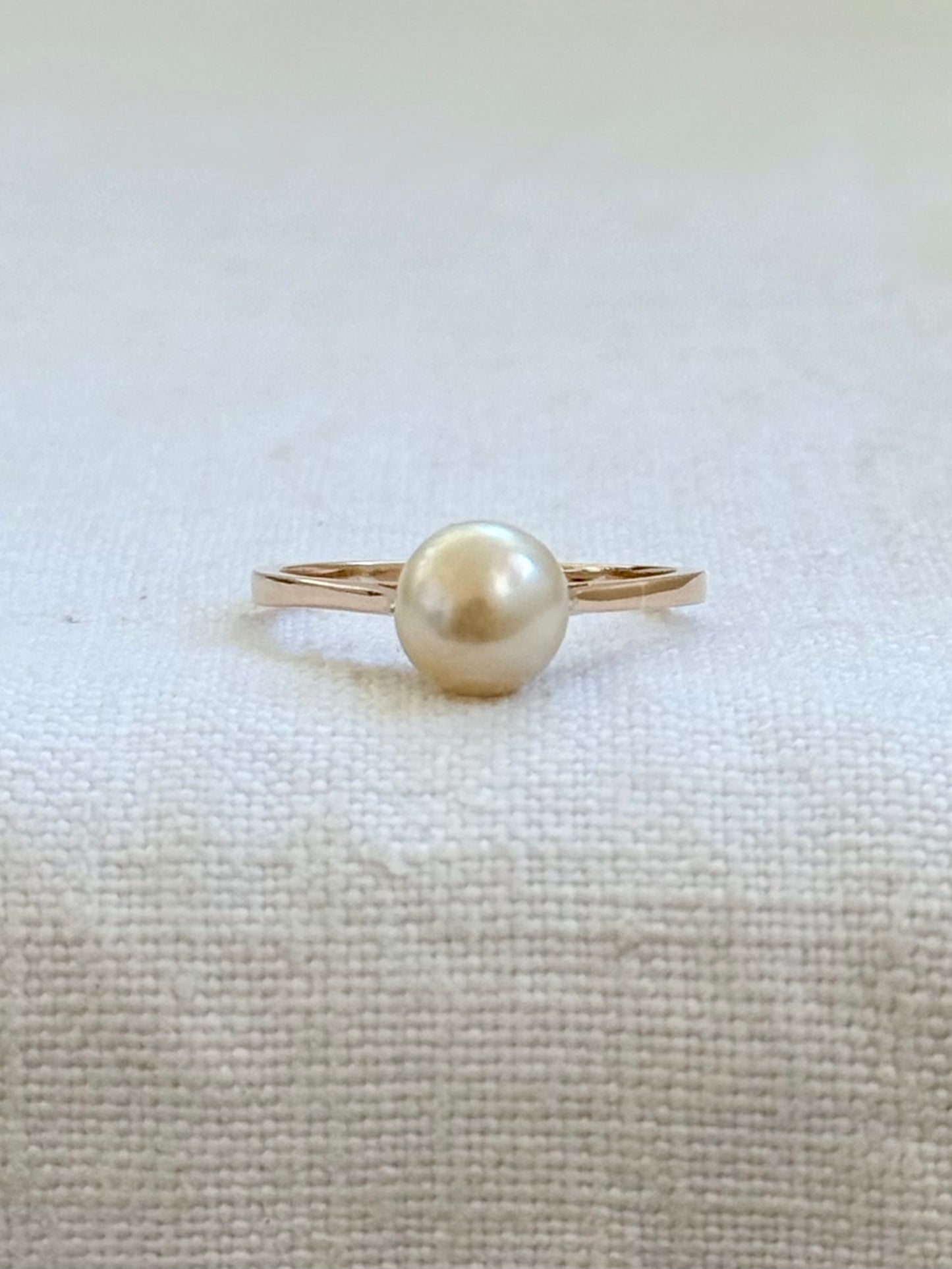 1960s .1970s .375 .9ct solitaire pearl romantic heart setting pearlescent champagne pearl yellow gold luxury cocktail dress ring