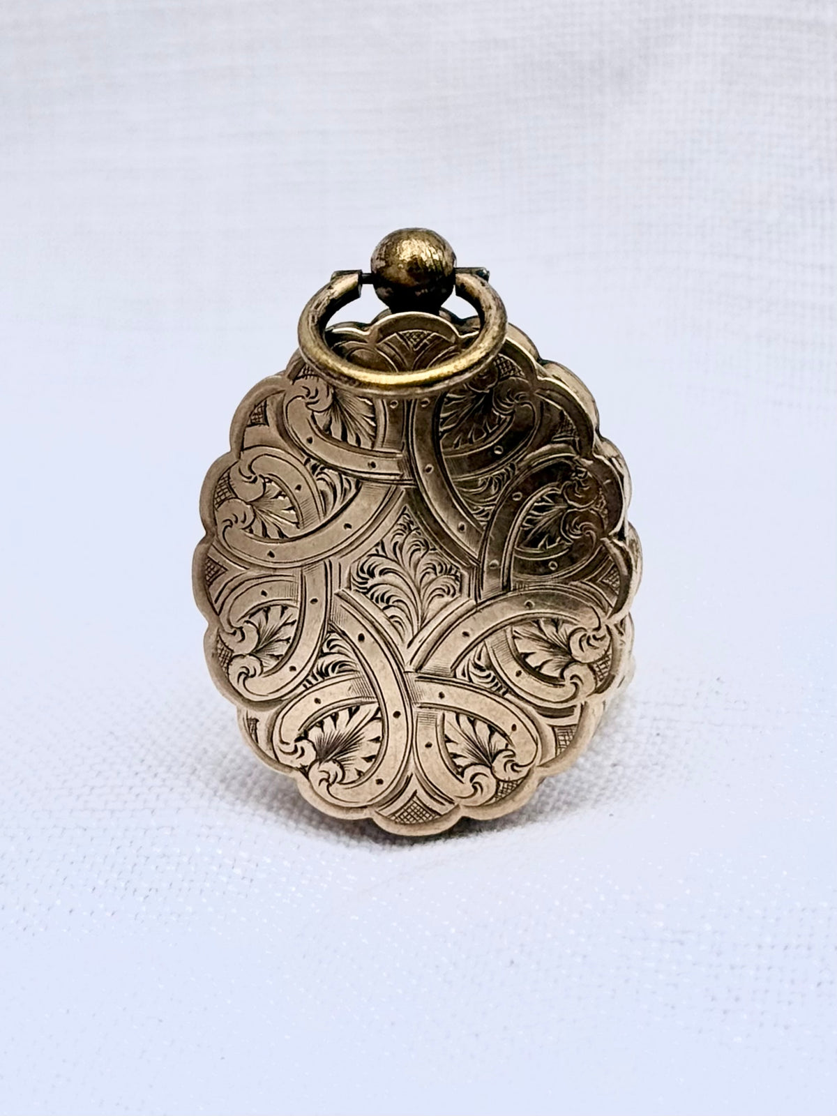 .1860s .1880s antique .375 .9ct gold Aesthetic Victorian era exquisite scallop form double sided front and back gold memento locket