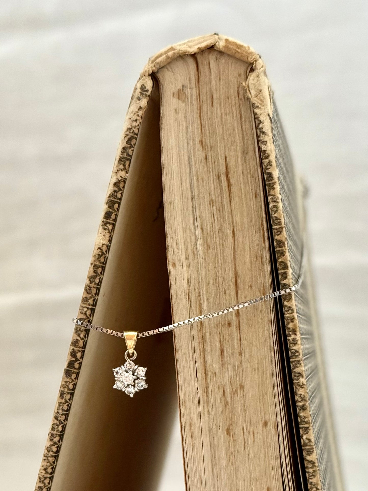 .1970s .375 gold 7 diamond star flower luxury gold pendant on modernist white gold box chain necklace