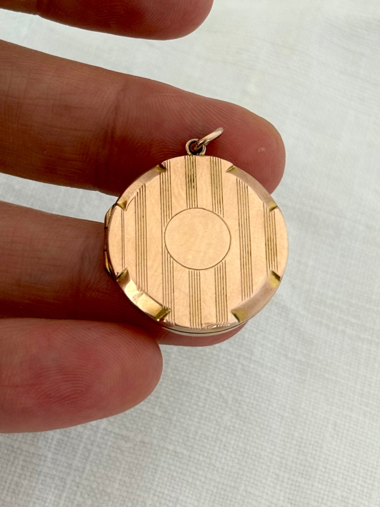 .1915 .375 .9ct antique rose gold Edwardian round pin stripe memory keepsake rose gold photo locket