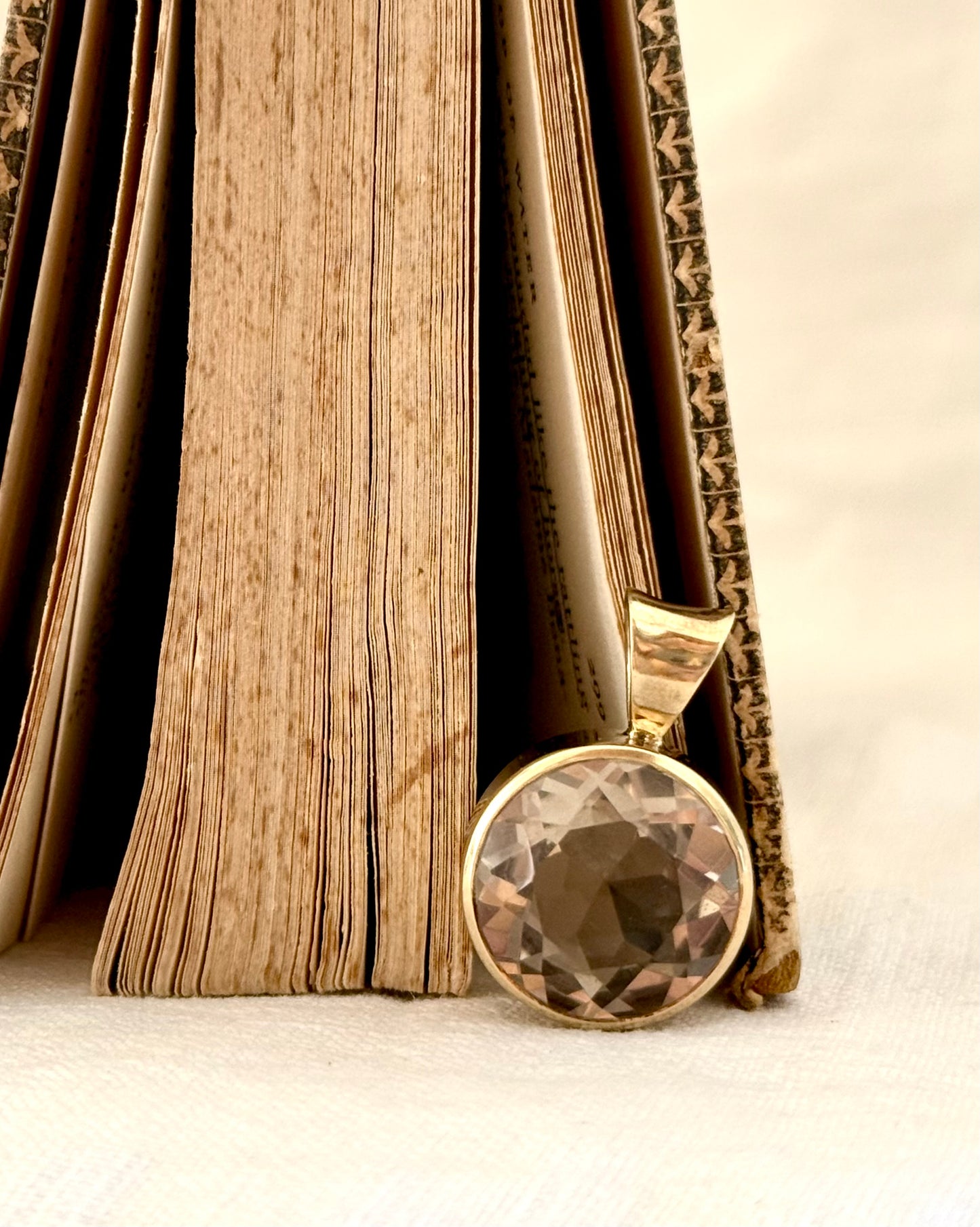 .15ct .1960s .1970s .9ct gold large and magnificent Smoky Quartz bezel set solid gold round statement pendant