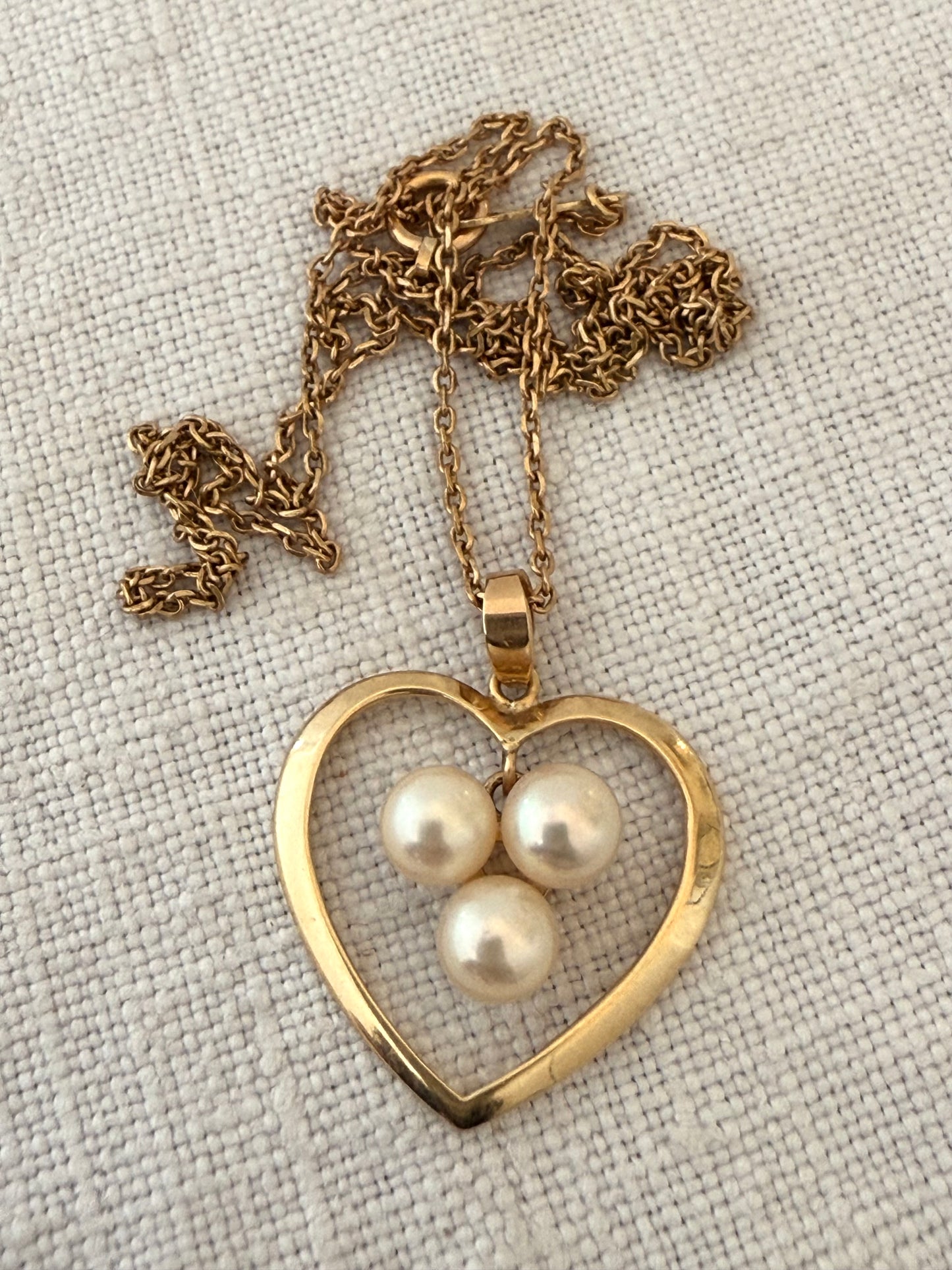 .14ct .585 gold MIKIMOTO designer marine cultured pearl collectors Mikimoto 14k gold and 3 Akoya white pearls heart pendant and chain necklace