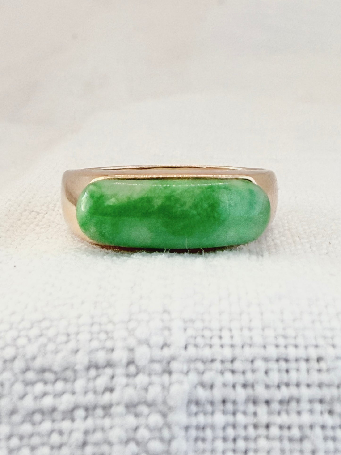 .14k .585 1970s yellow gold and Natural Jade modernist Estate saddle ring