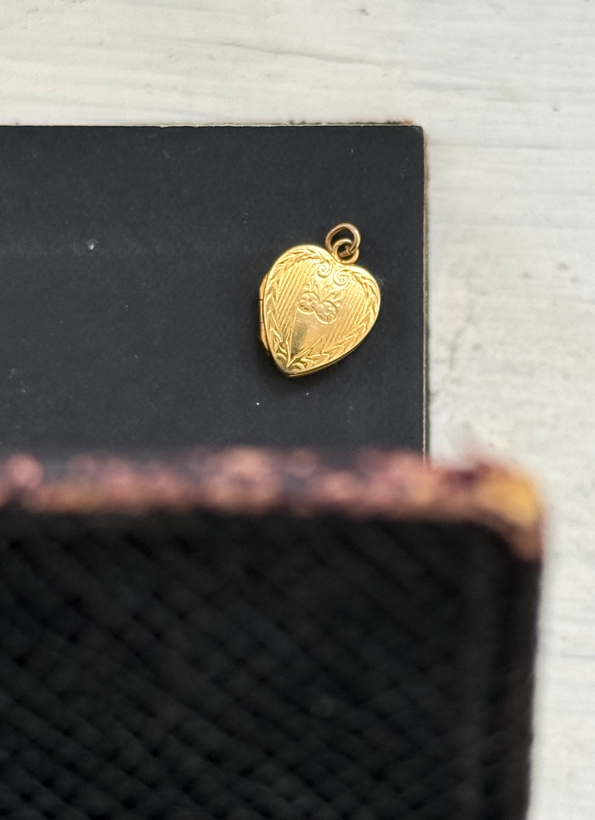 .10ct .1950s miniature gold romantic heart locket pendant