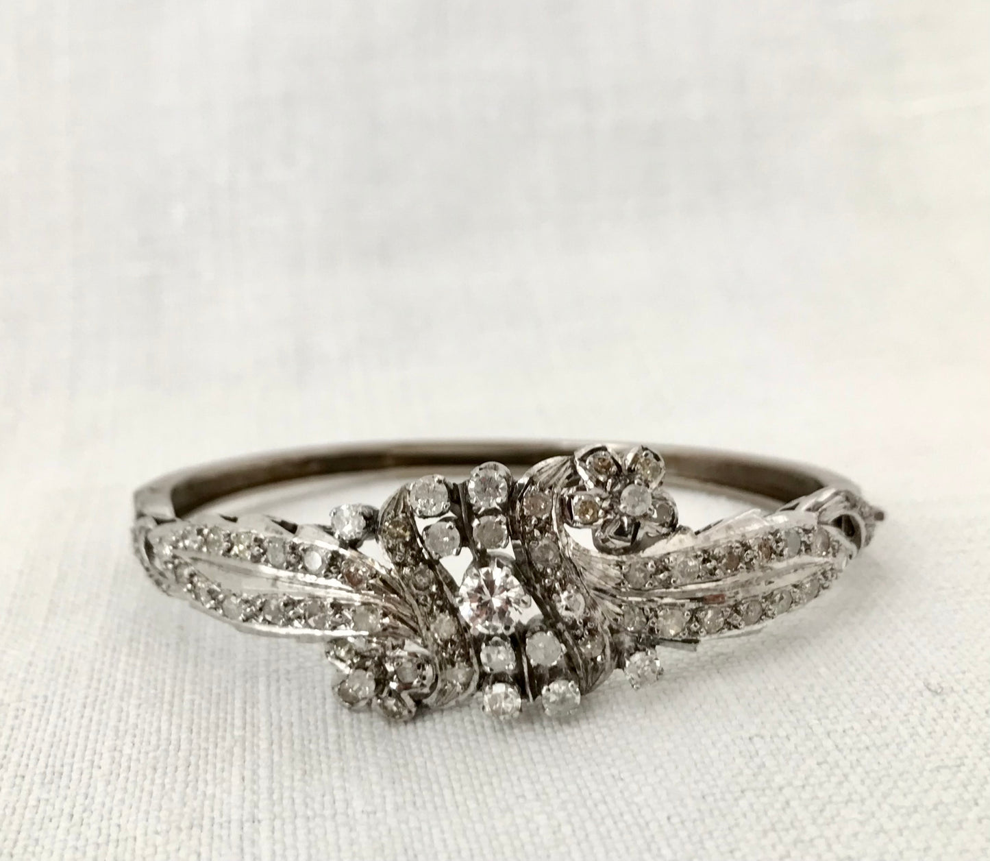 .1920s .2.38ct diamond .9ct white gold Belle Epoque revival clasp bangle