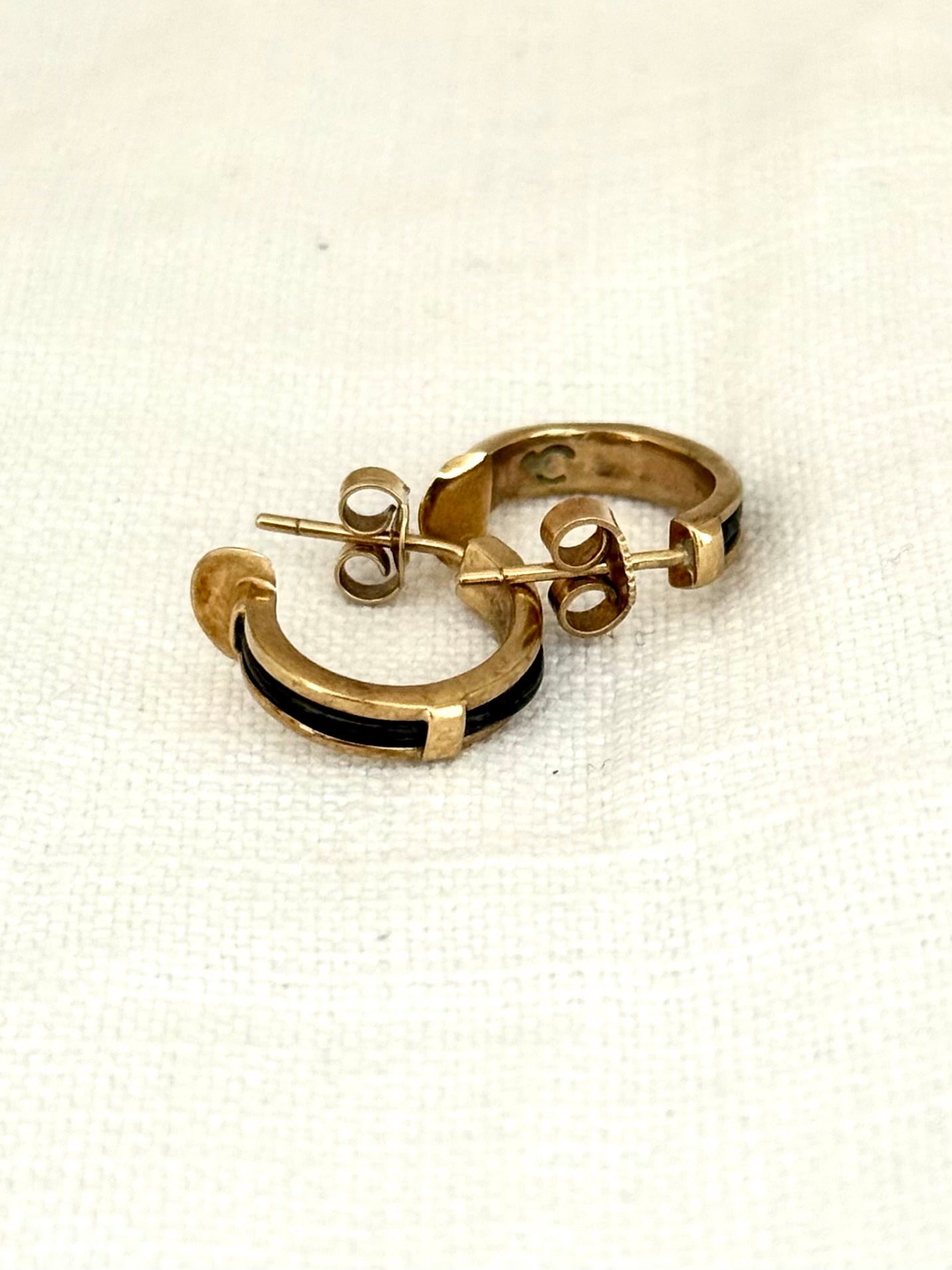 .15mm drop .1990s .375 .9ct gold Elephant hair hoop huggie luxury classic post stud earrings