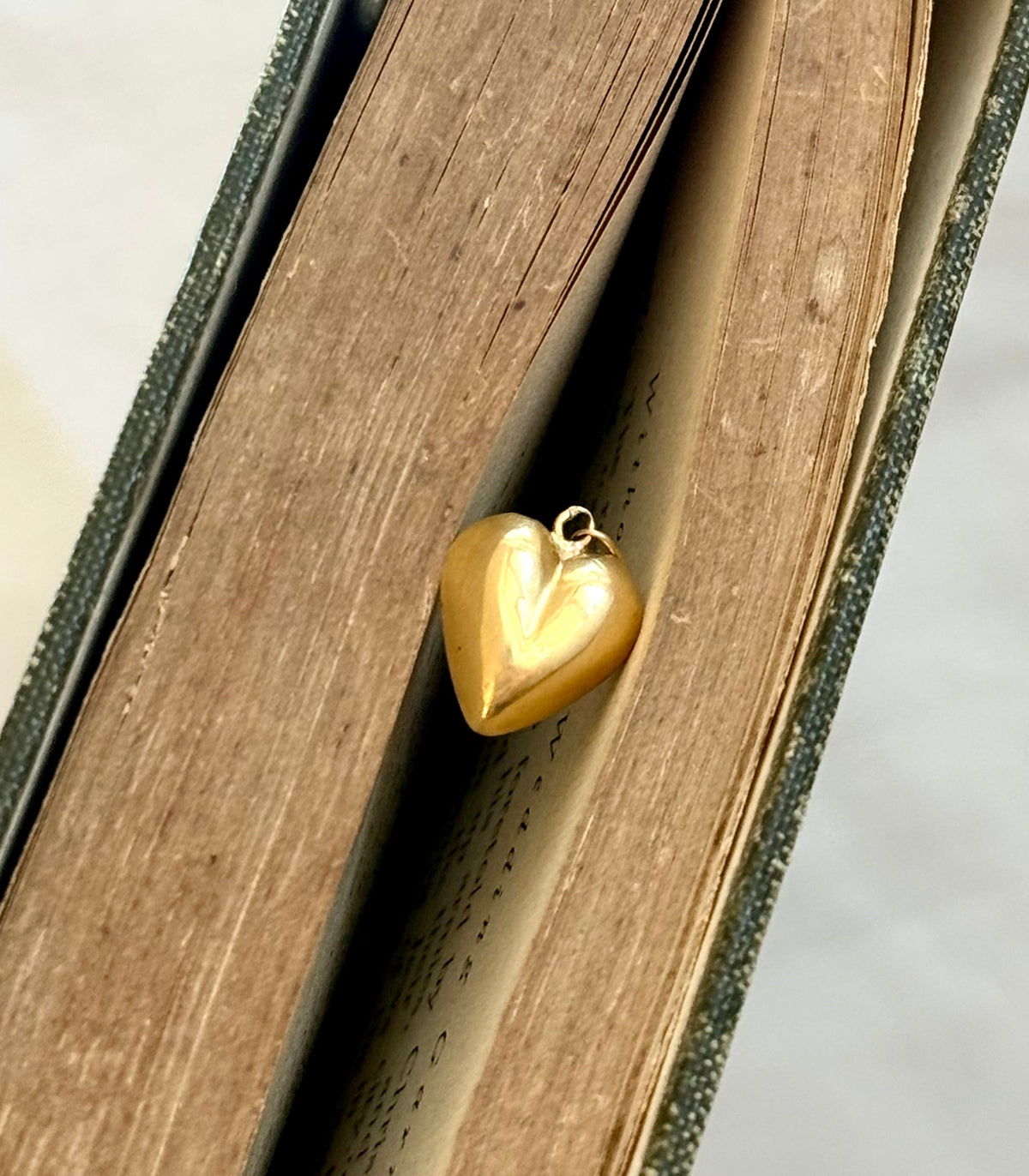 .18ct .1900s antique French high carat .750 gold puffy heart romantic charm pendant