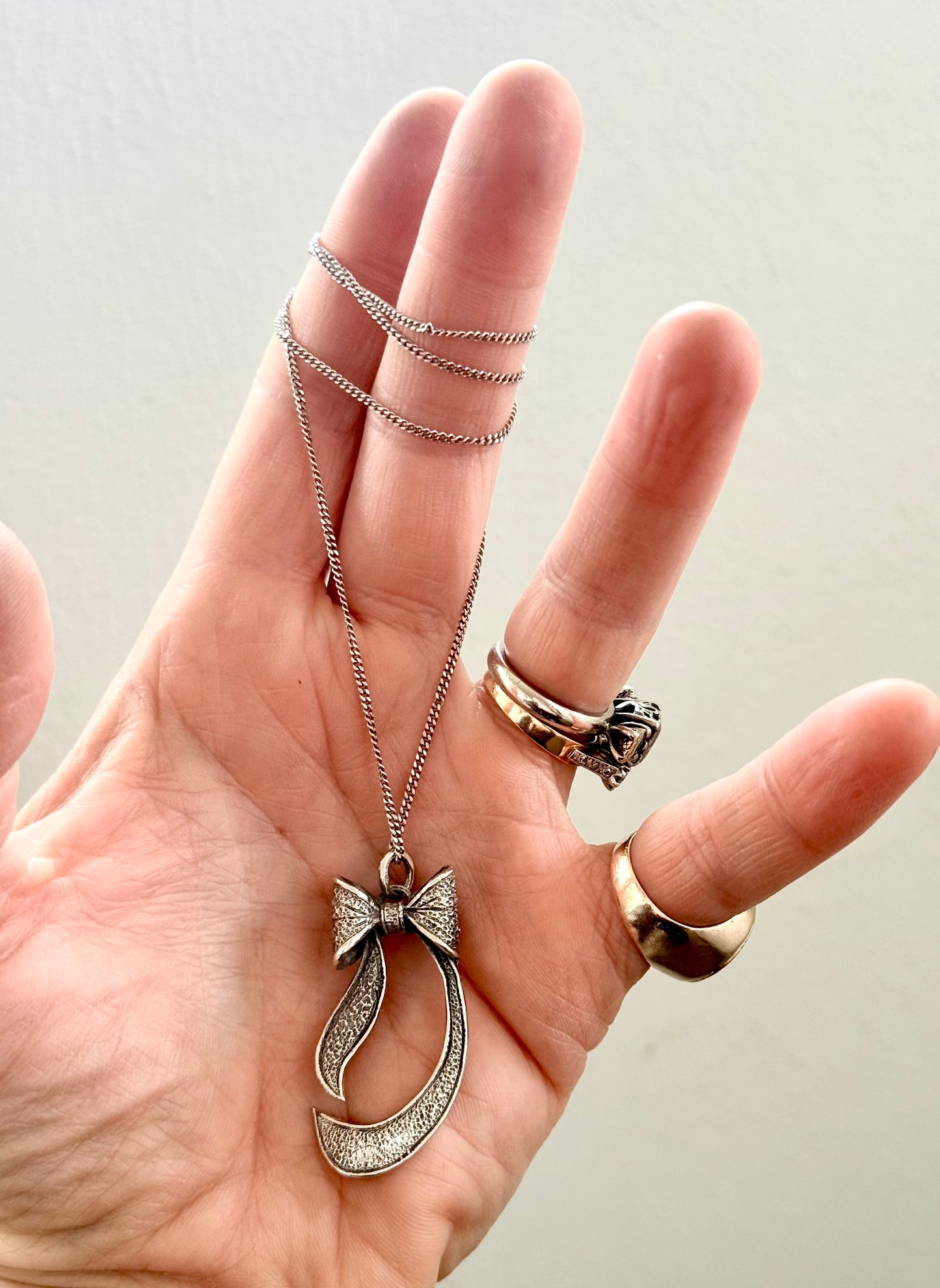 .1950s .47cm long .925 Bow Ribbon romantic Italian made sterling silver pendant on 47cm silver chain