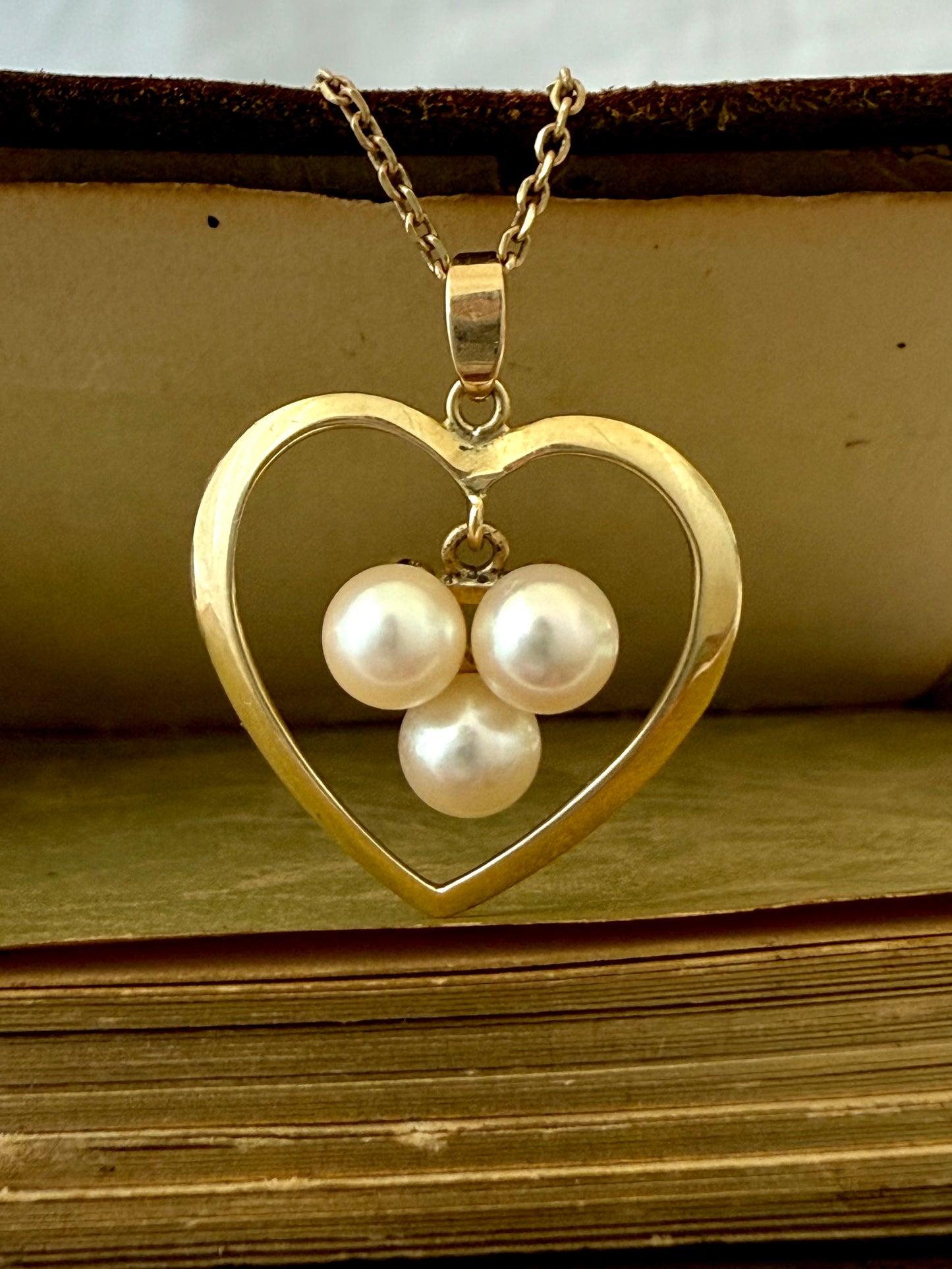 .14ct .585 gold MIKIMOTO designer marine cultured pearl collectors Mikimoto 14k gold and 3 Akoya white pearls heart pendant and chain necklace