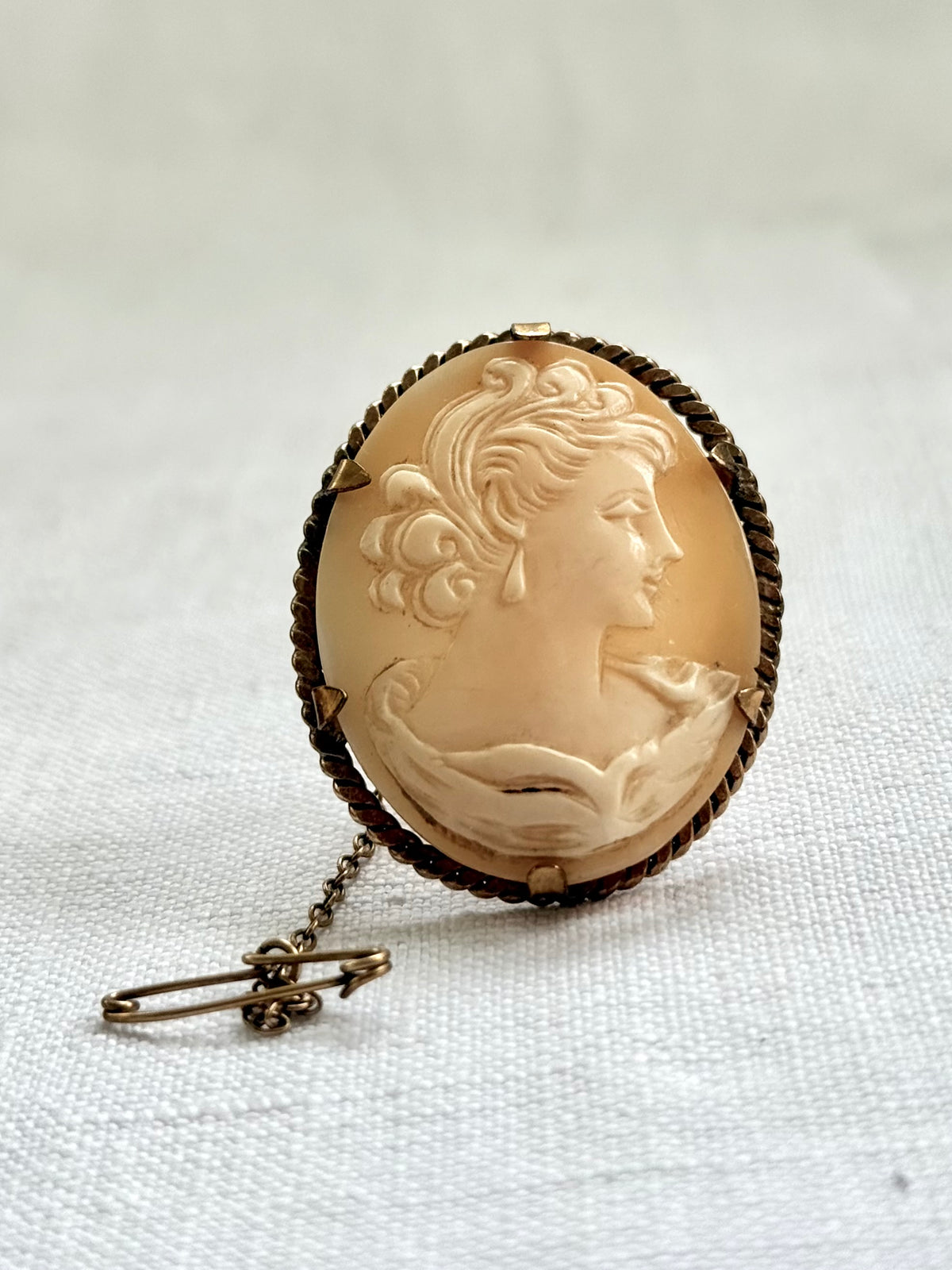.1930s .1940s Cameo hand carved elegant dame Shell gold Brooch rolled gold brooch pendant