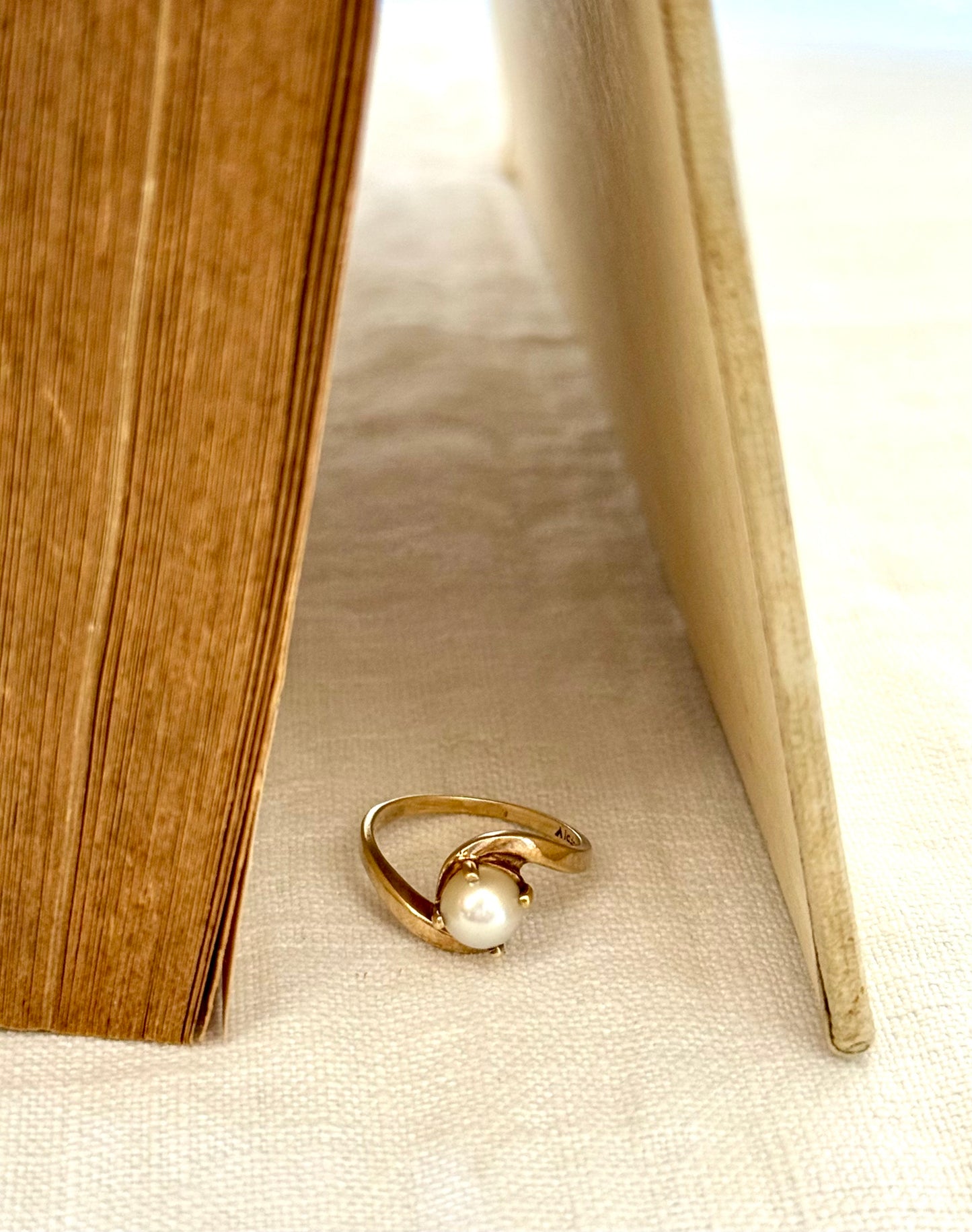 .10ct .1970s Akoya white pearl 10k yellow gold pearl bypass commitment token ring