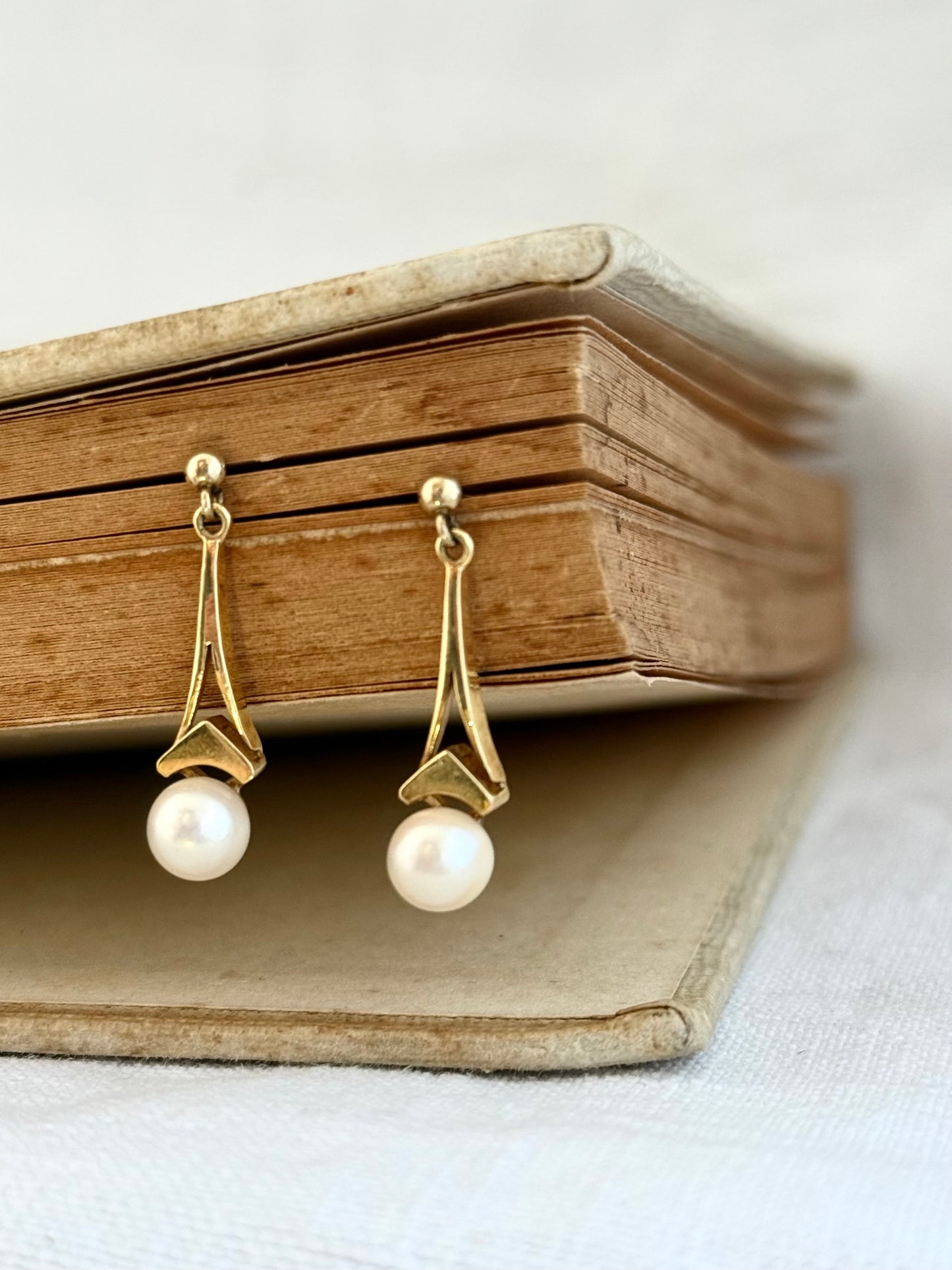 .1950s .375 .9ct architectural elegant gold and pearl drop dangle post stud push in earrings