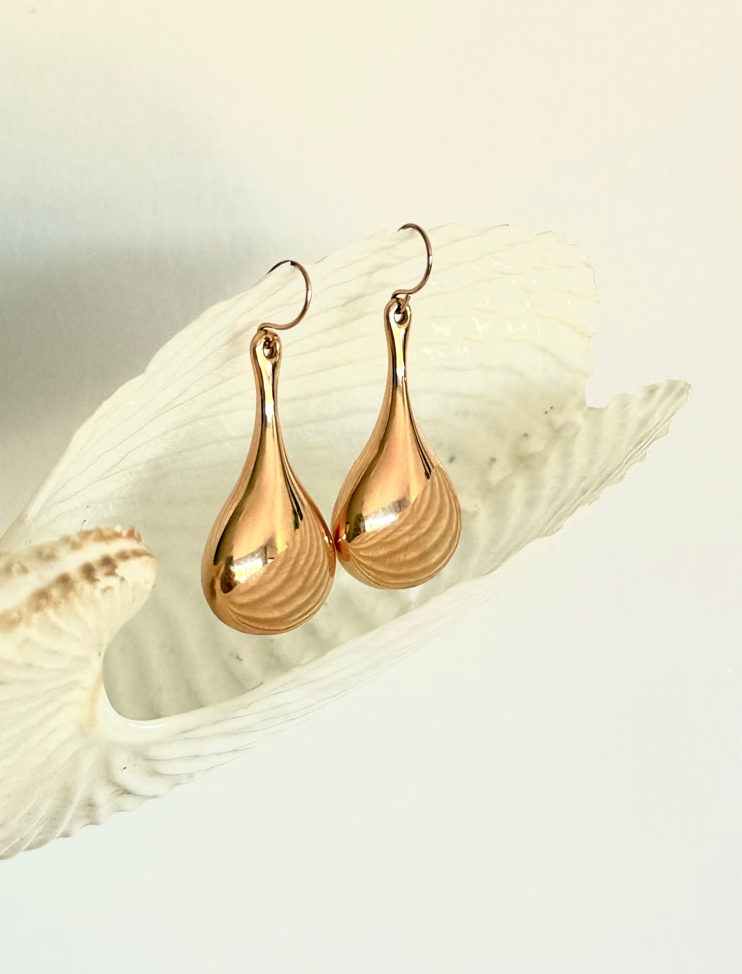.14ct .1990s .585 architectural form designer Italian Milor modern 14k high carat rose gold teardrop dangle shaped oversized Milor designer rose gold drop earrings