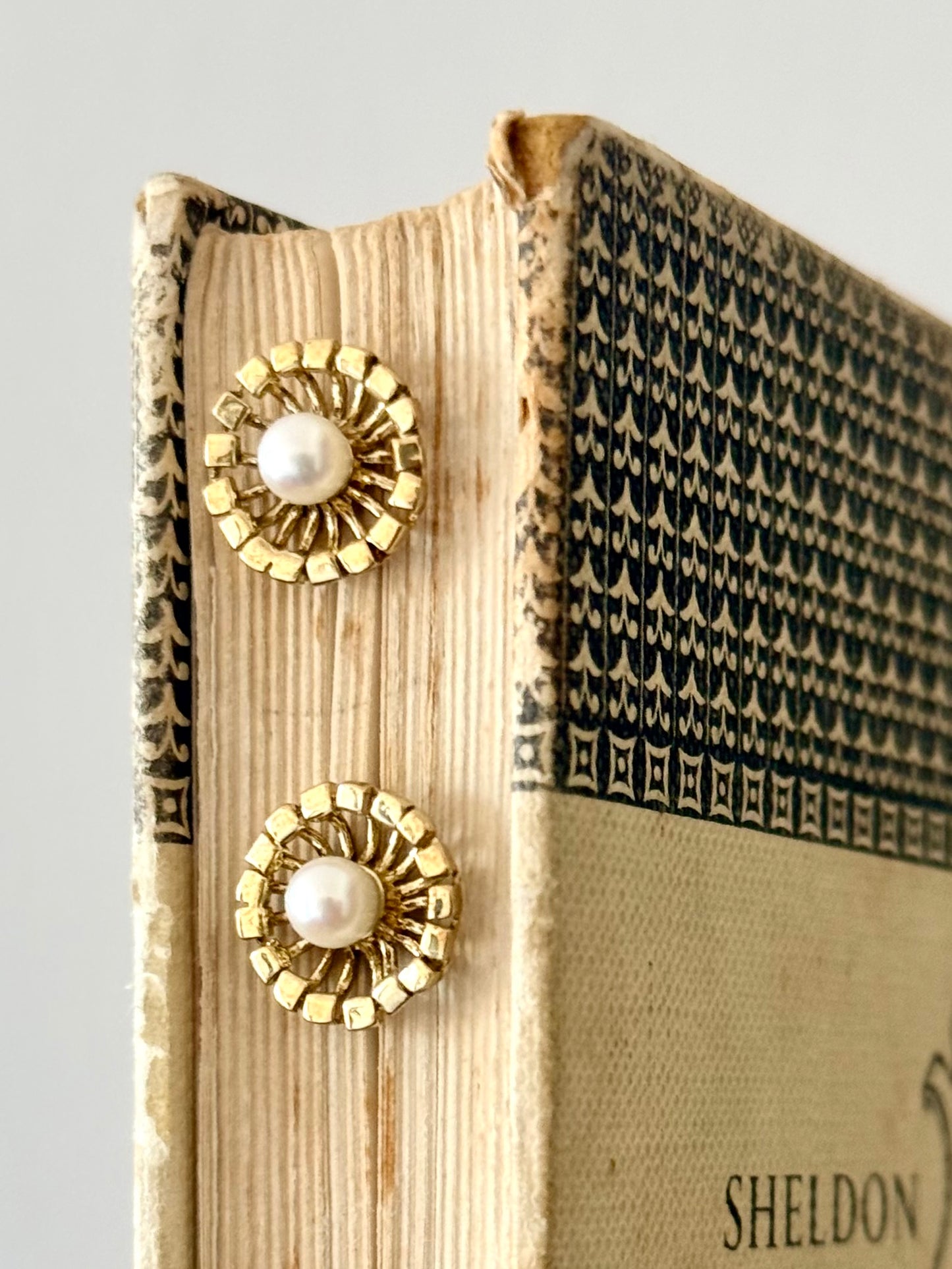 .1970s 9ct yellow gold starburst flower with crisp white pearl brutalist post stud push in earrings