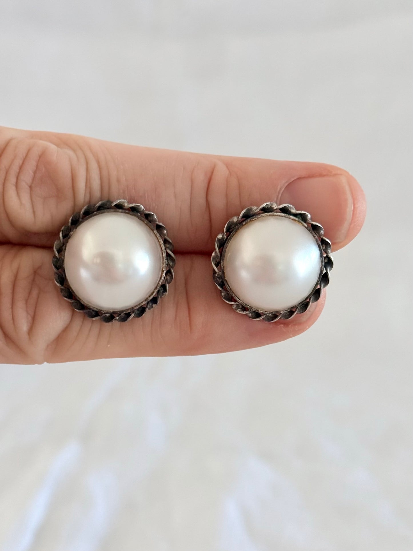 .1970s .1980s .925 sterling silver oversized round circle Mabe pearl post stud earrings