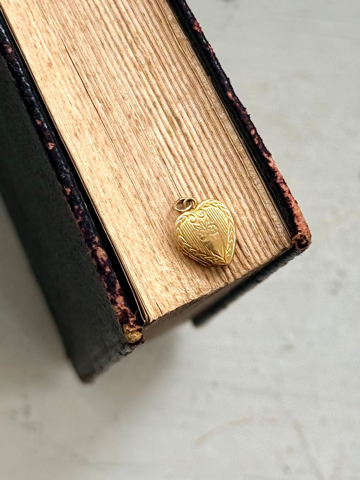 .10ct .1950s miniature gold romantic heart locket pendant