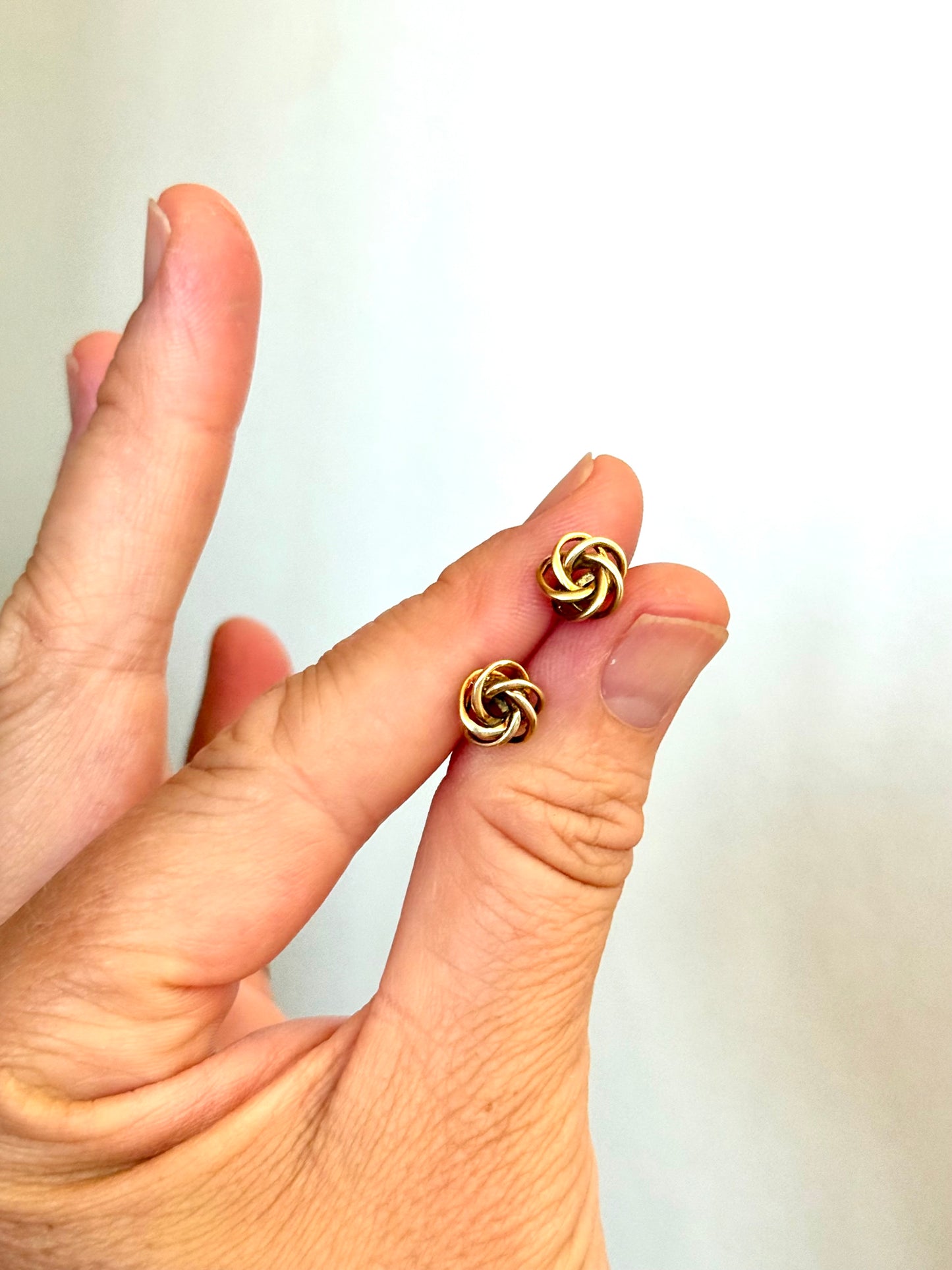.375 .9ct gold lover’s knot luxury gold post stud earrings