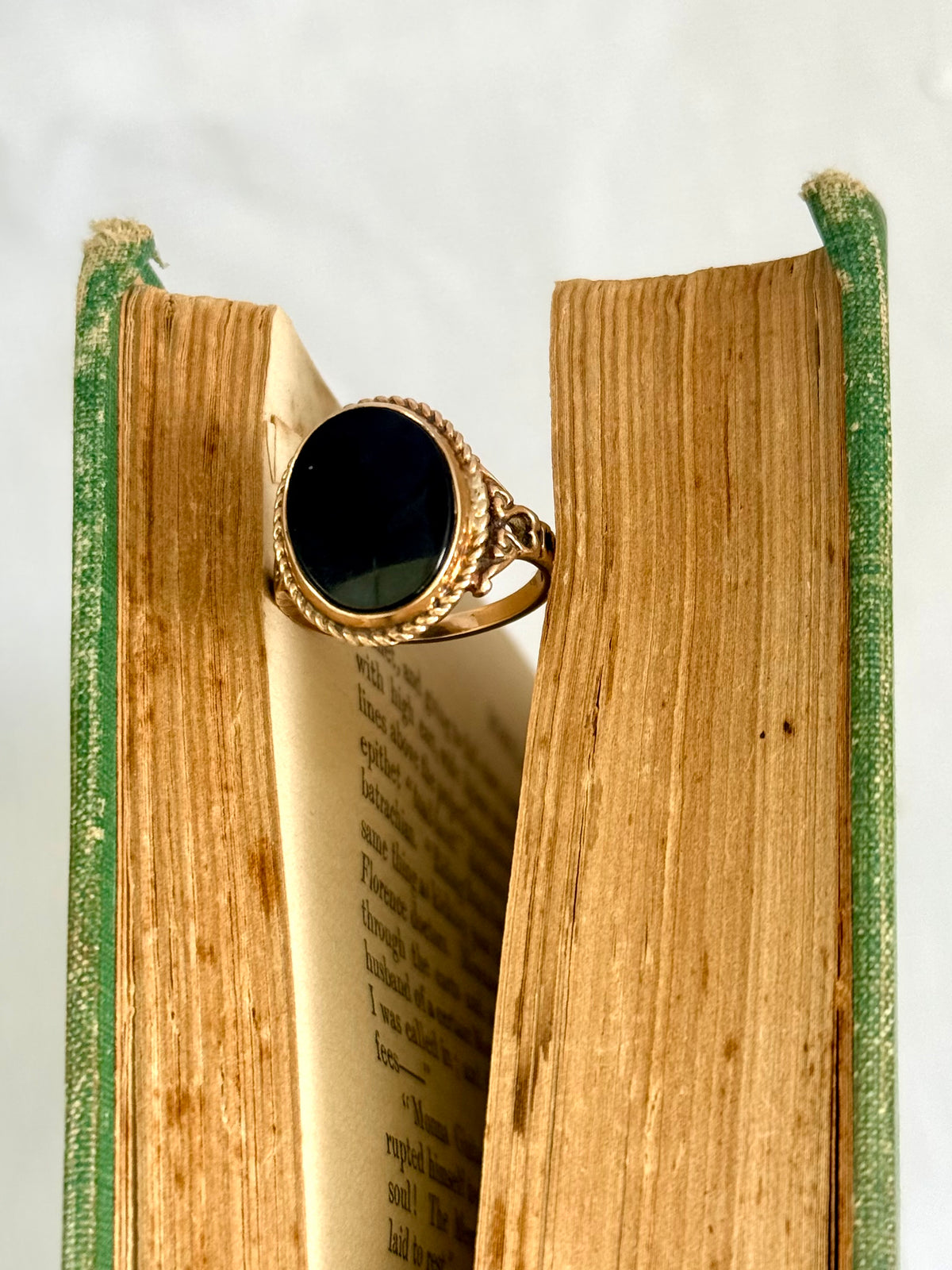 .1920s .1930s .375 .9ct late Art Deco solid gold and onyx gemstone classic Signet rose gold signet ring