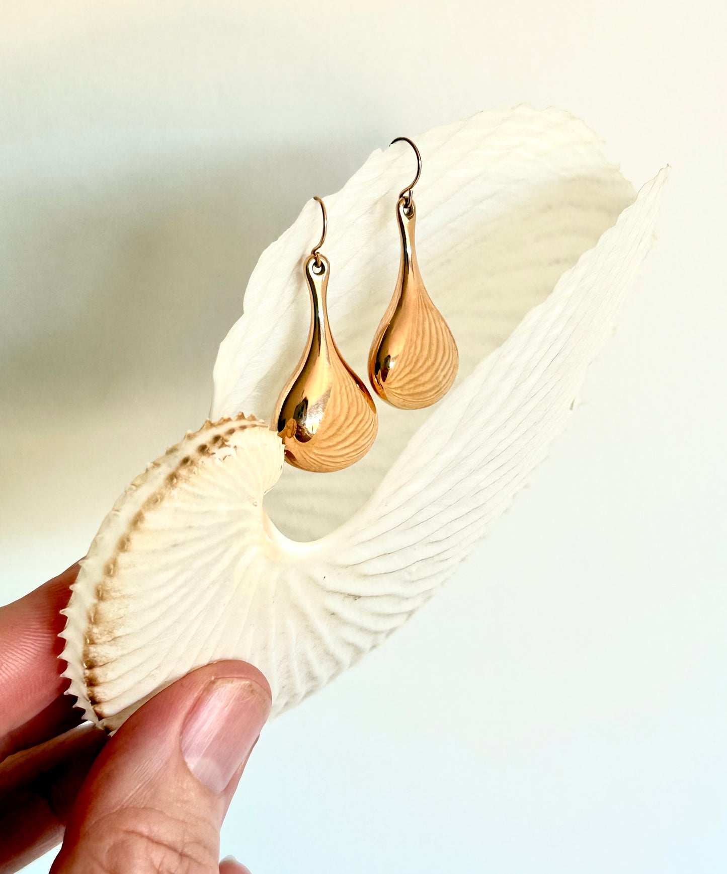 .14ct .1990s .585 architectural form designer Italian Milor modern 14k high carat rose gold teardrop dangle shaped oversized Milor designer rose gold drop earrings