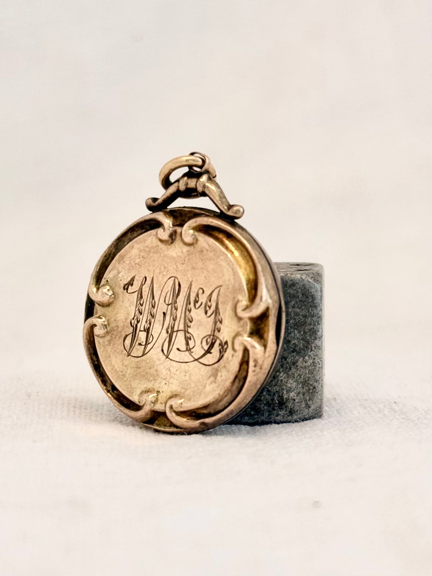.1900s .375 9ct antique gold Edwardian fancy frame engraved gold photo locket pendant