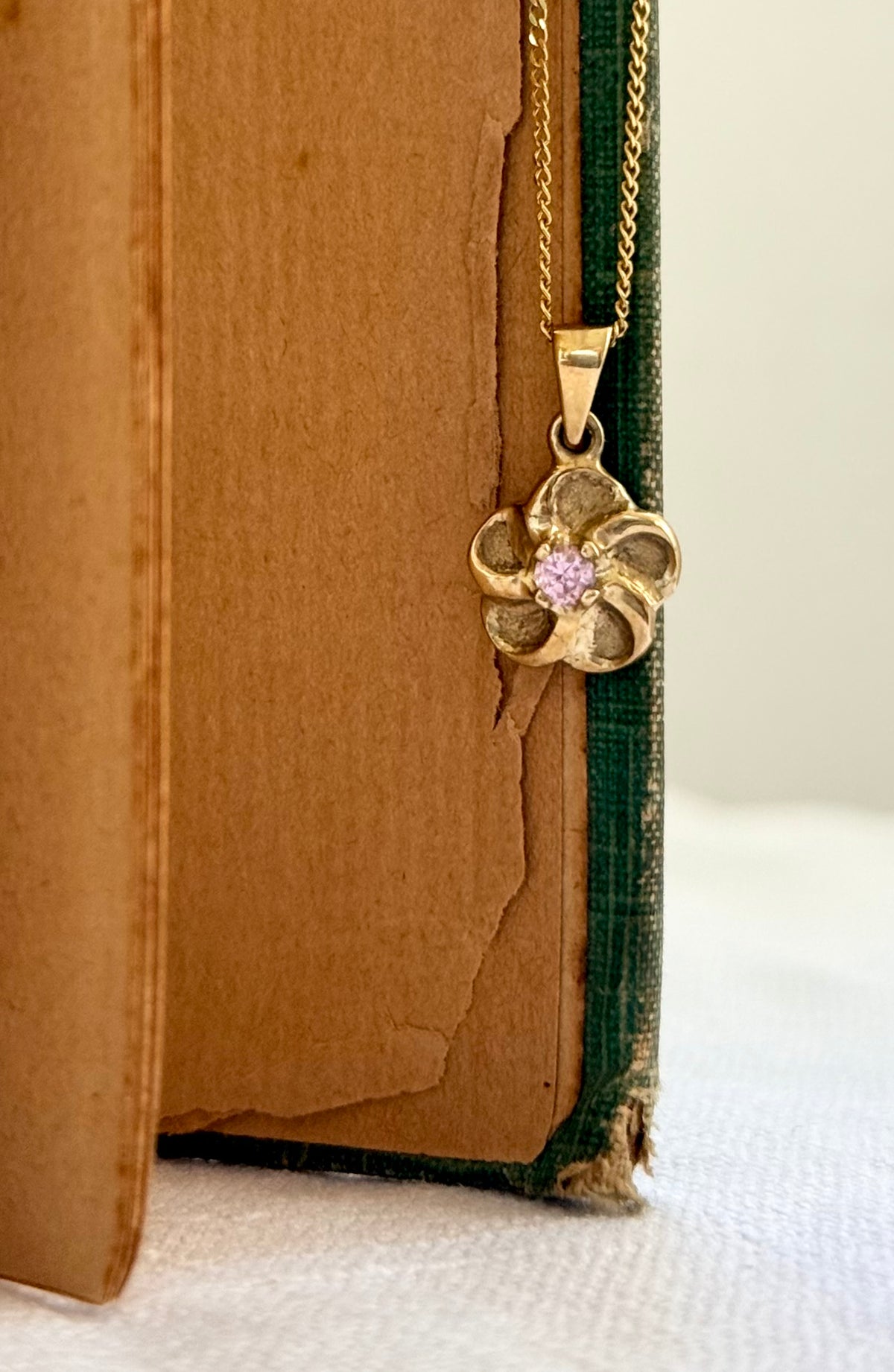 .1970s .375 .9ct gold blossom flower luxury pink stone floral gold pendant on modernist yellow gold chain necklace