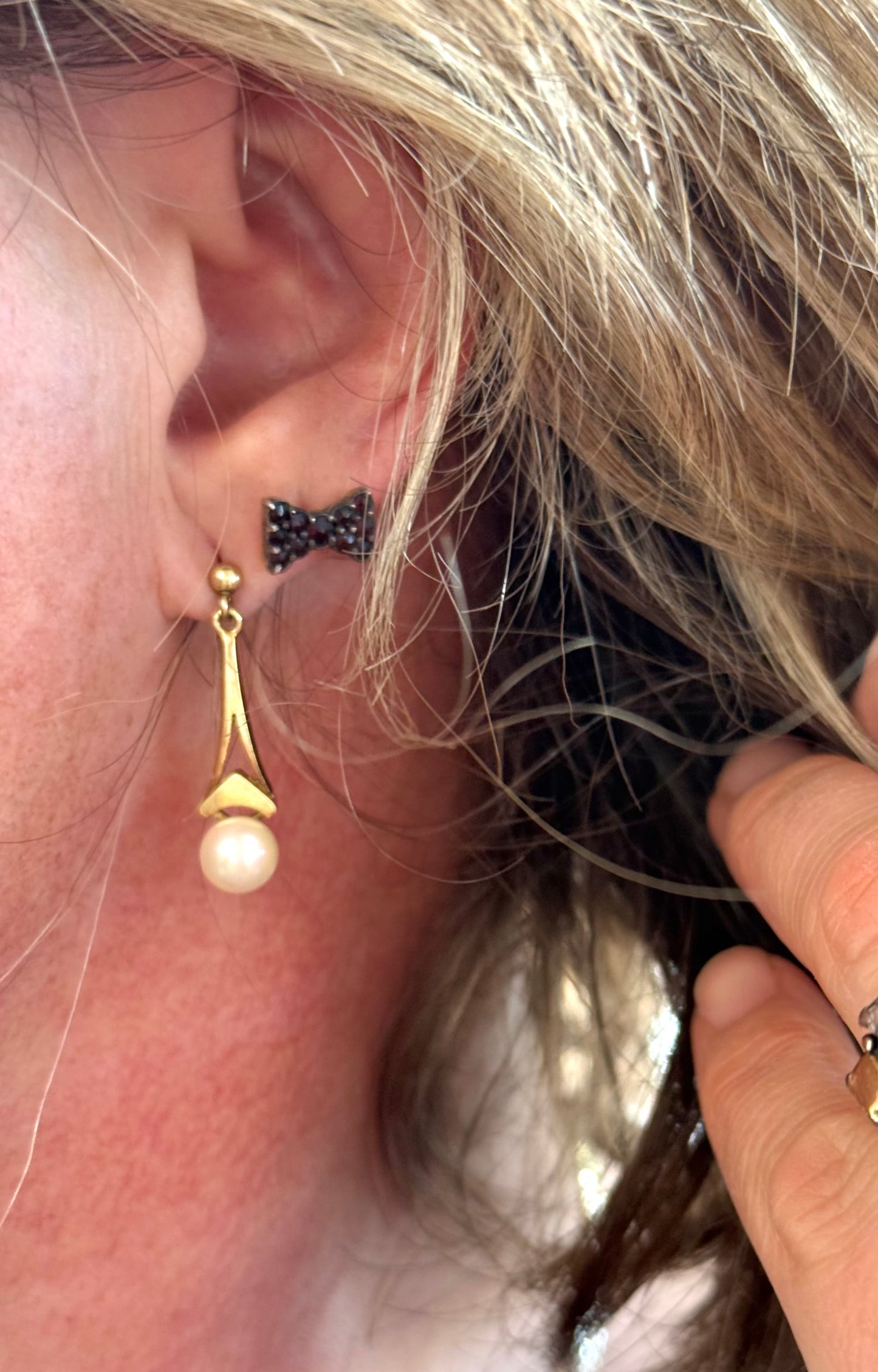 .1950s .375 .9ct architectural elegant gold and pearl drop dangle post stud push in earrings