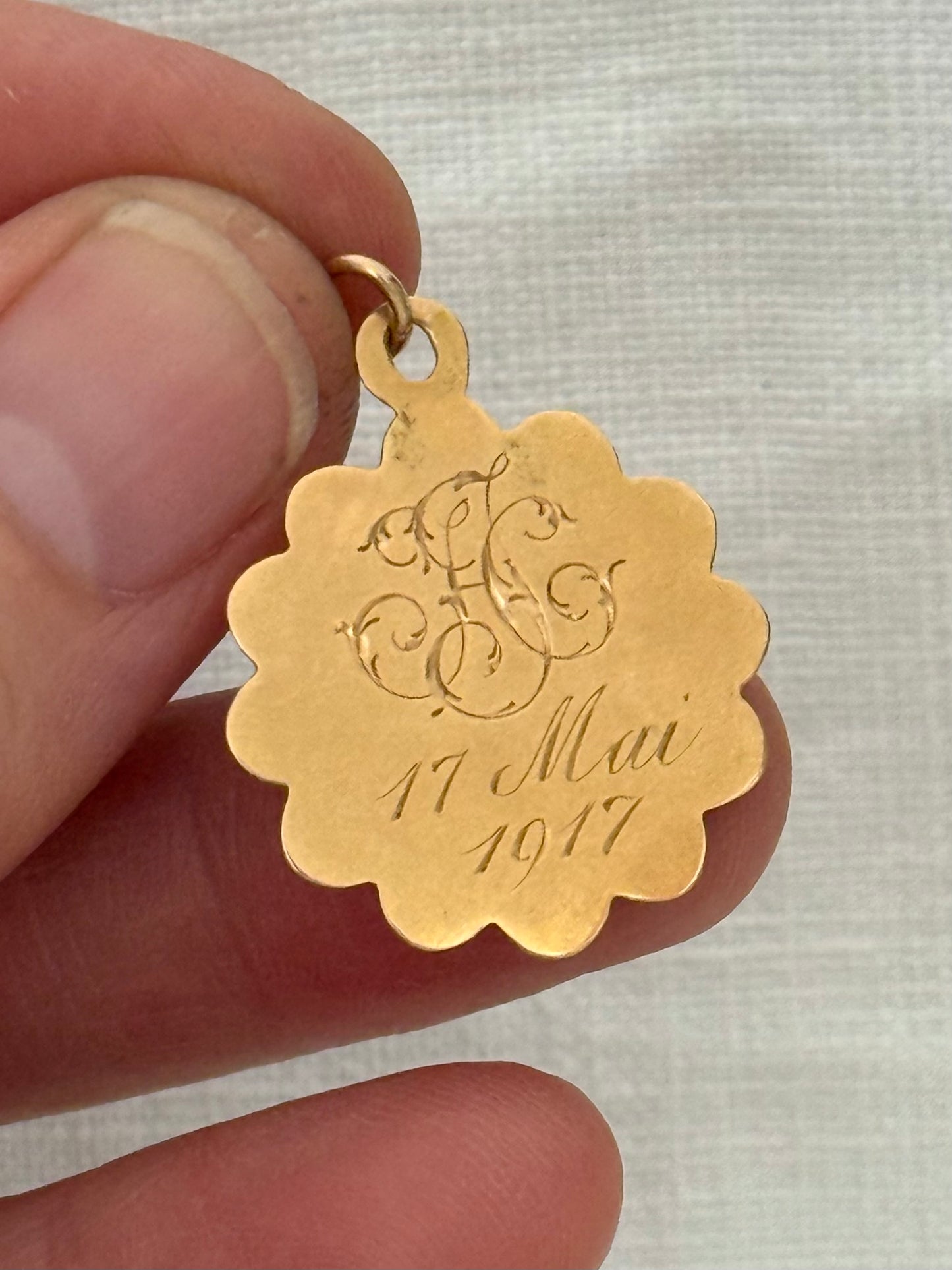 .18ct .1900s antique French Eagle head 18ct yellow gold green gold romantic scallop border Rose decal pendant