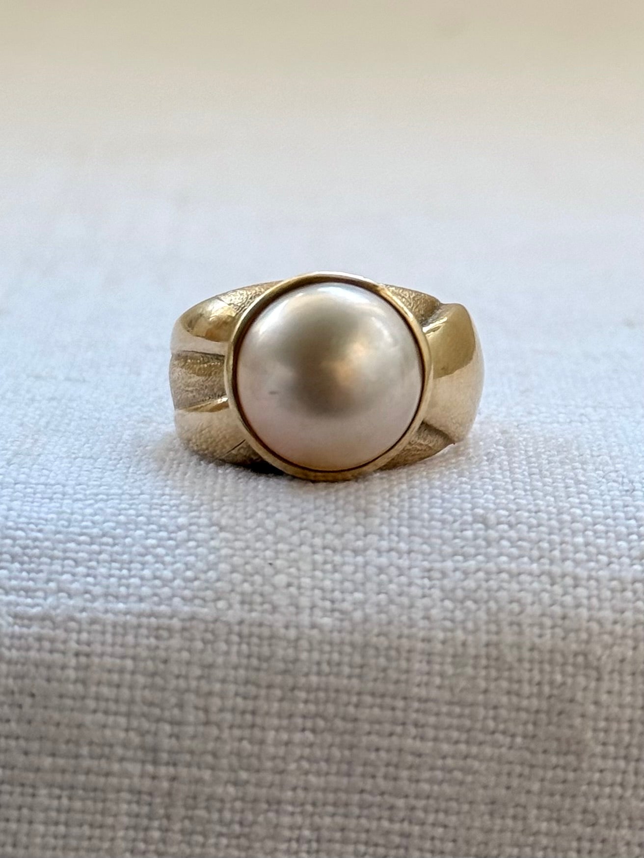 .1980s .375 .9ct gold luminous luxurious and classic Mabe pearl gold architectural dress ring