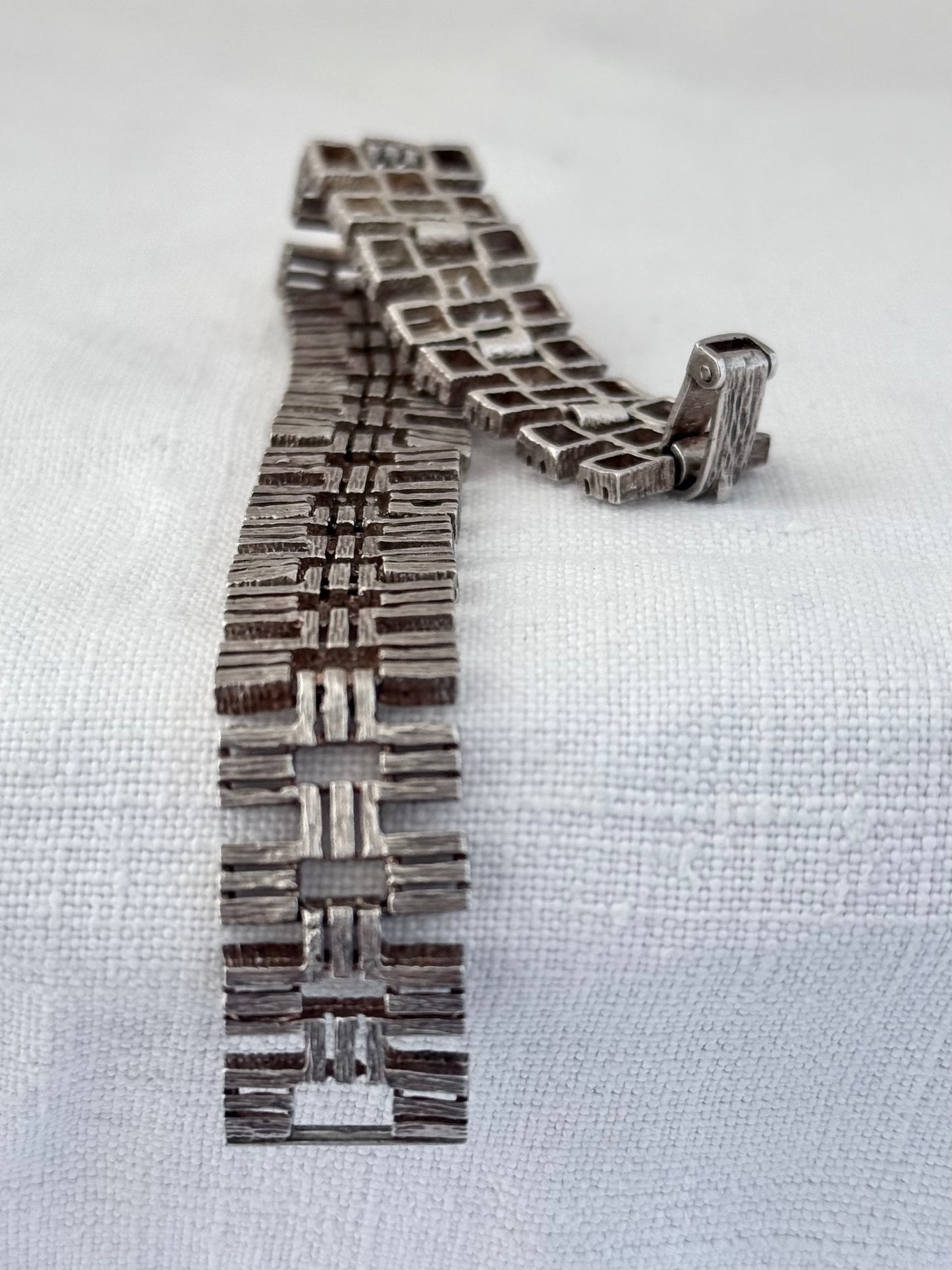 .1950s .925 Brutalist silver rectangular hinged segment silver bracelet