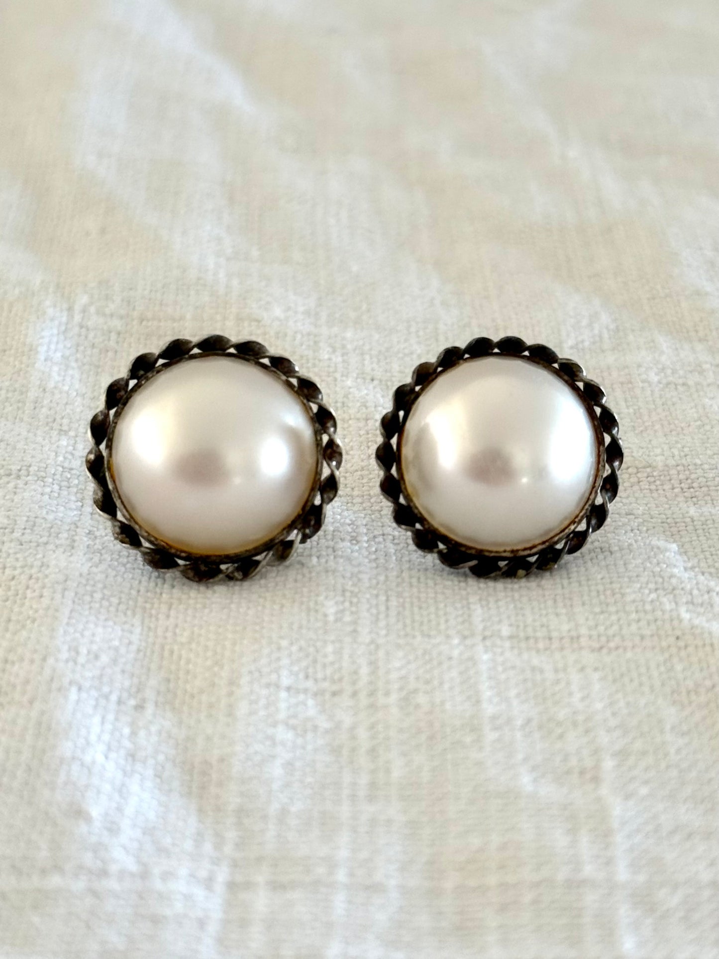 .1970s .1980s .925 sterling silver oversized round circle Mabe pearl post stud earrings