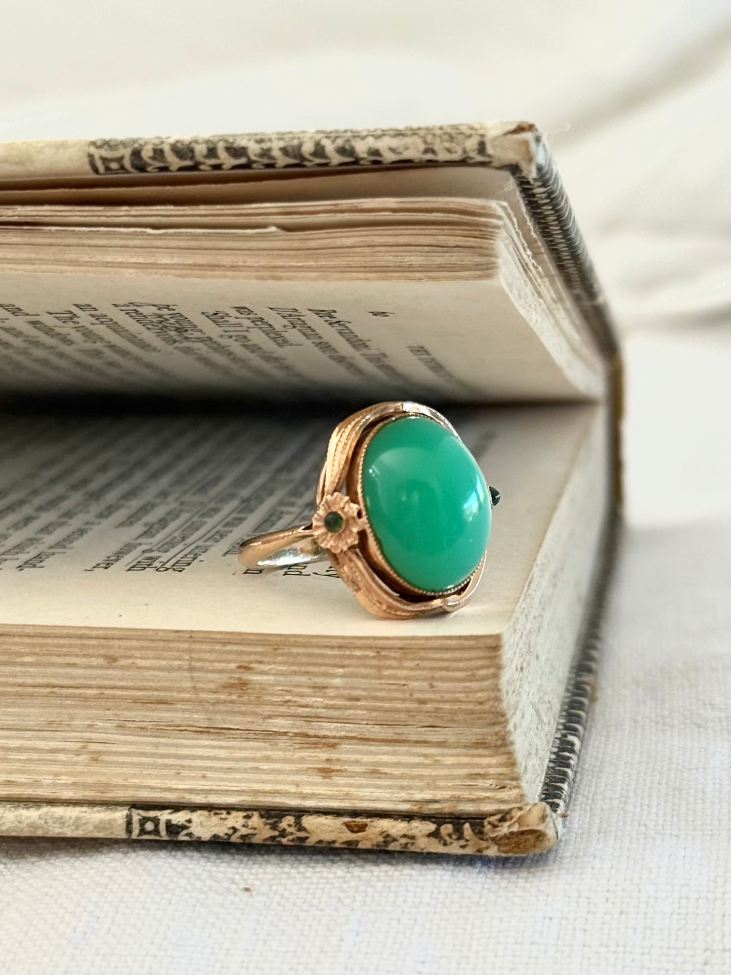 .14ct .1900s .1910s .585 gold antique Chrysoprase Peridot Arts & Crafts Aesthetic high carat gold dress ring