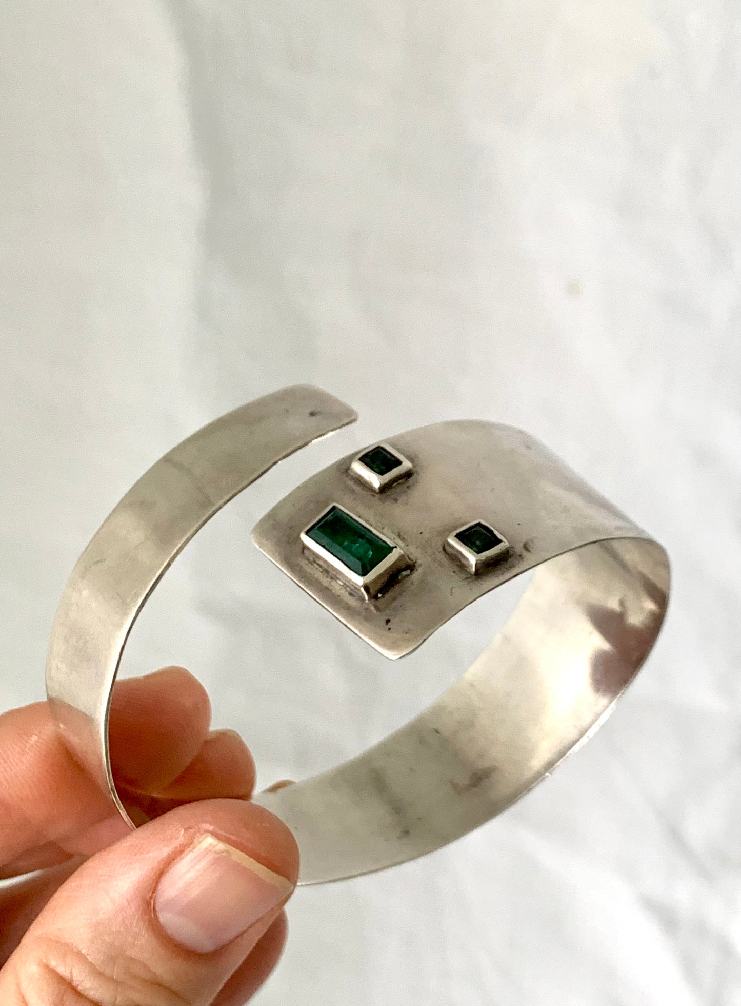 .925 1970s style Artisan made Emerald and silver hand made studio made sterling silver and Emerald green Emerald cut gemstone modernist cuff bangle and ring set